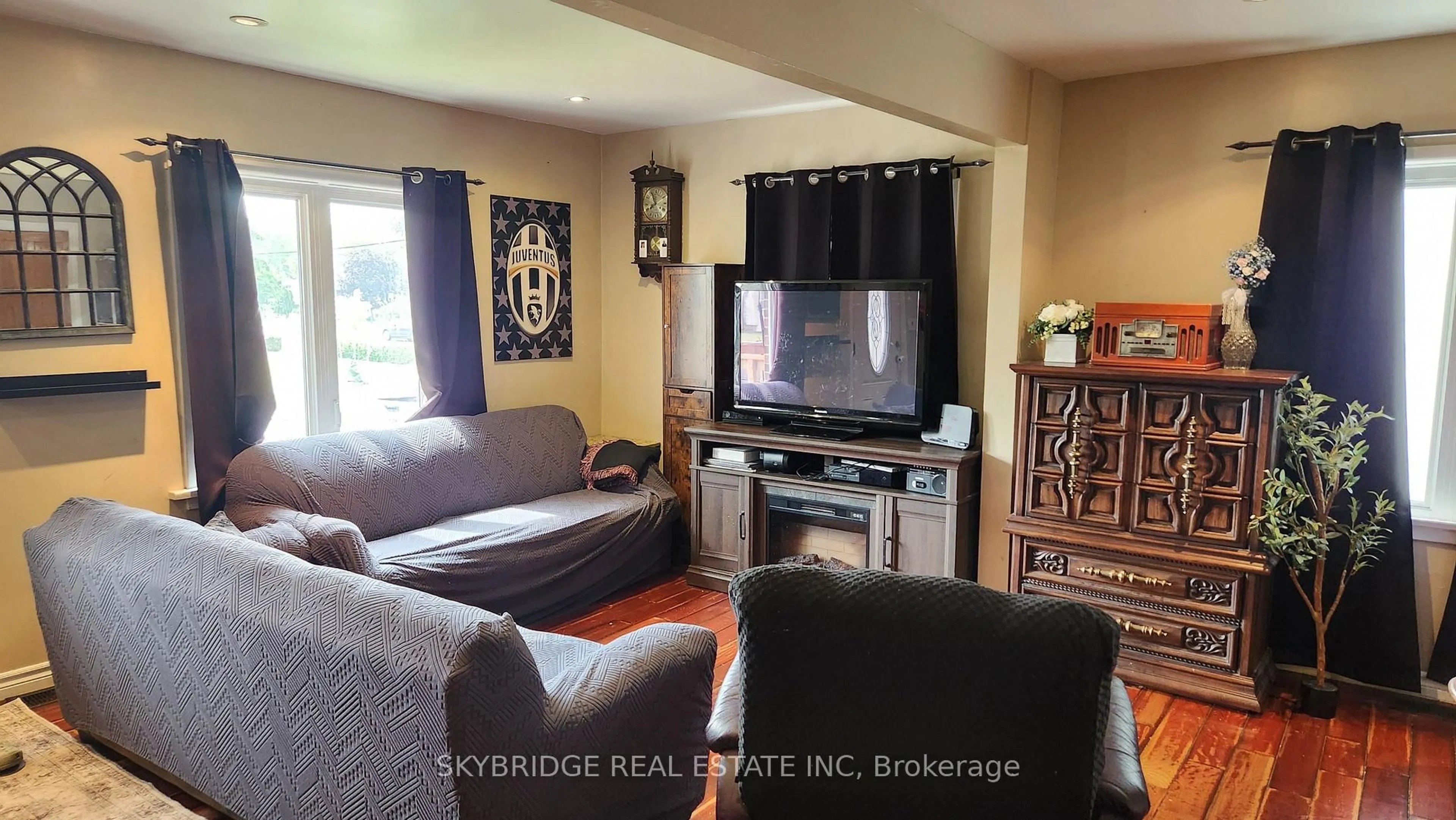 Living room with furniture, unknown for 156 Knoll St, Port Colborne Ontario L3K 5B1