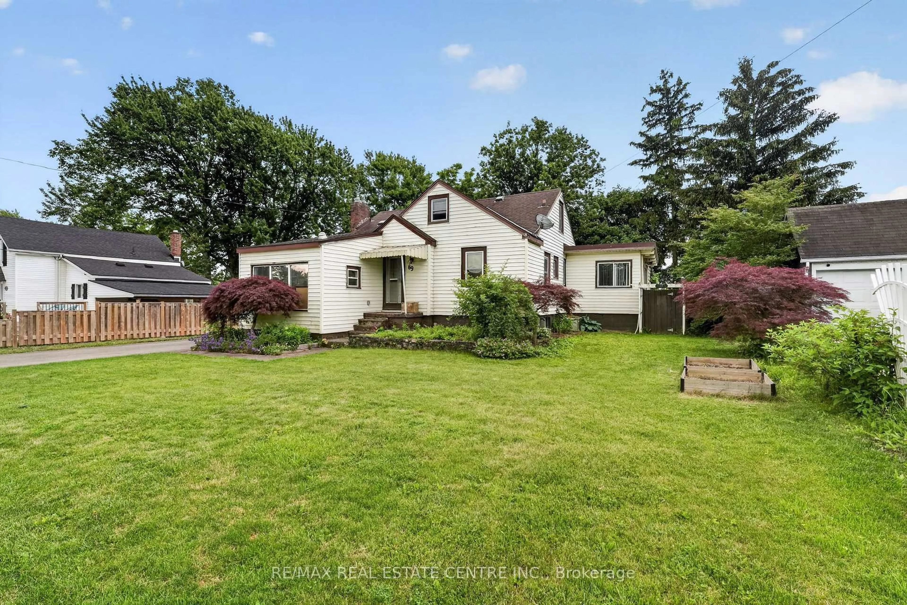 A pic from outside/outdoor area/front of a property/back of a property/a pic from drone, street for 69 Smith St, Welland Ontario L3C 4H5