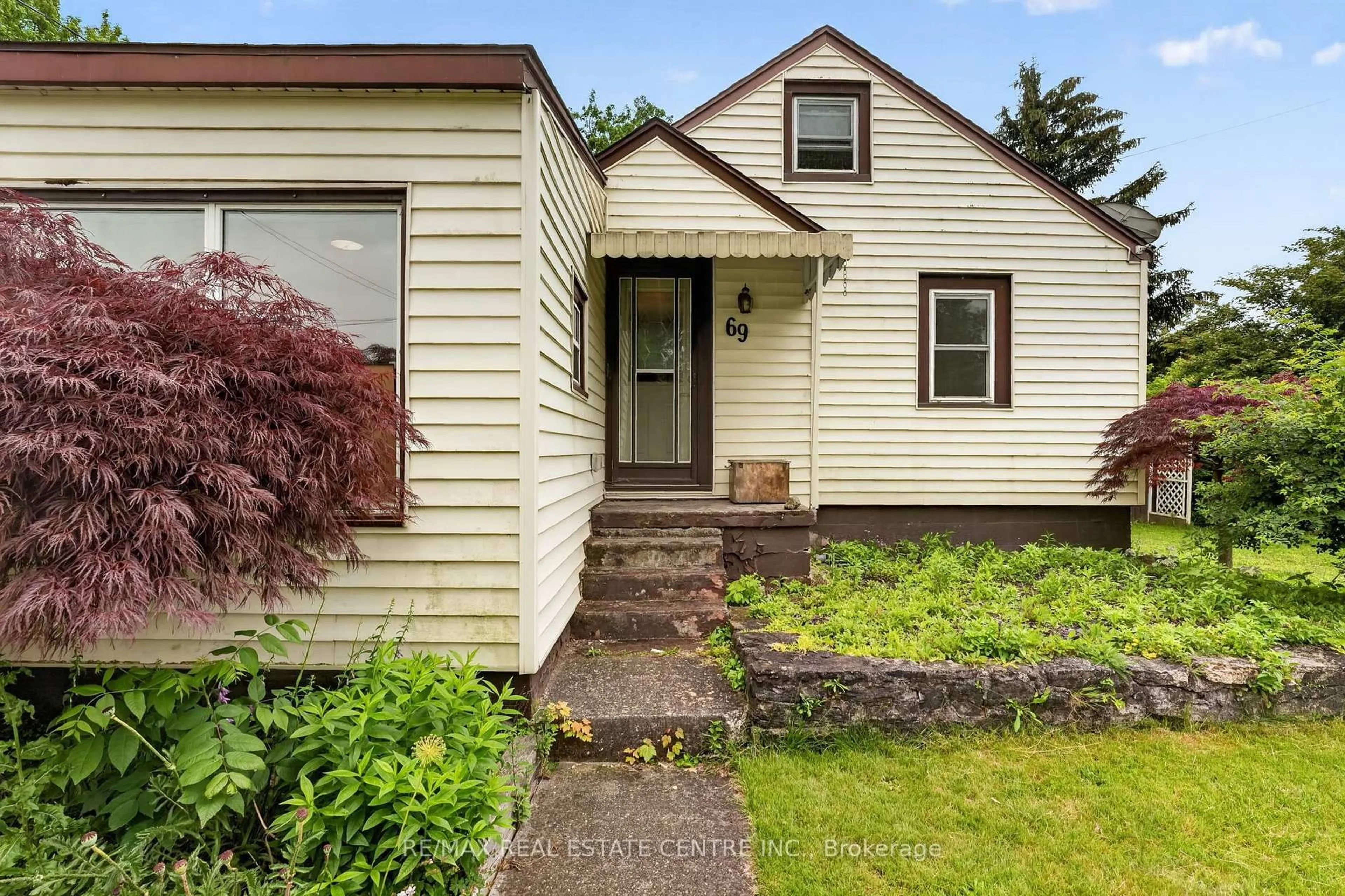 Home with vinyl exterior material, street for 69 Smith St, Welland Ontario L3C 4H5
