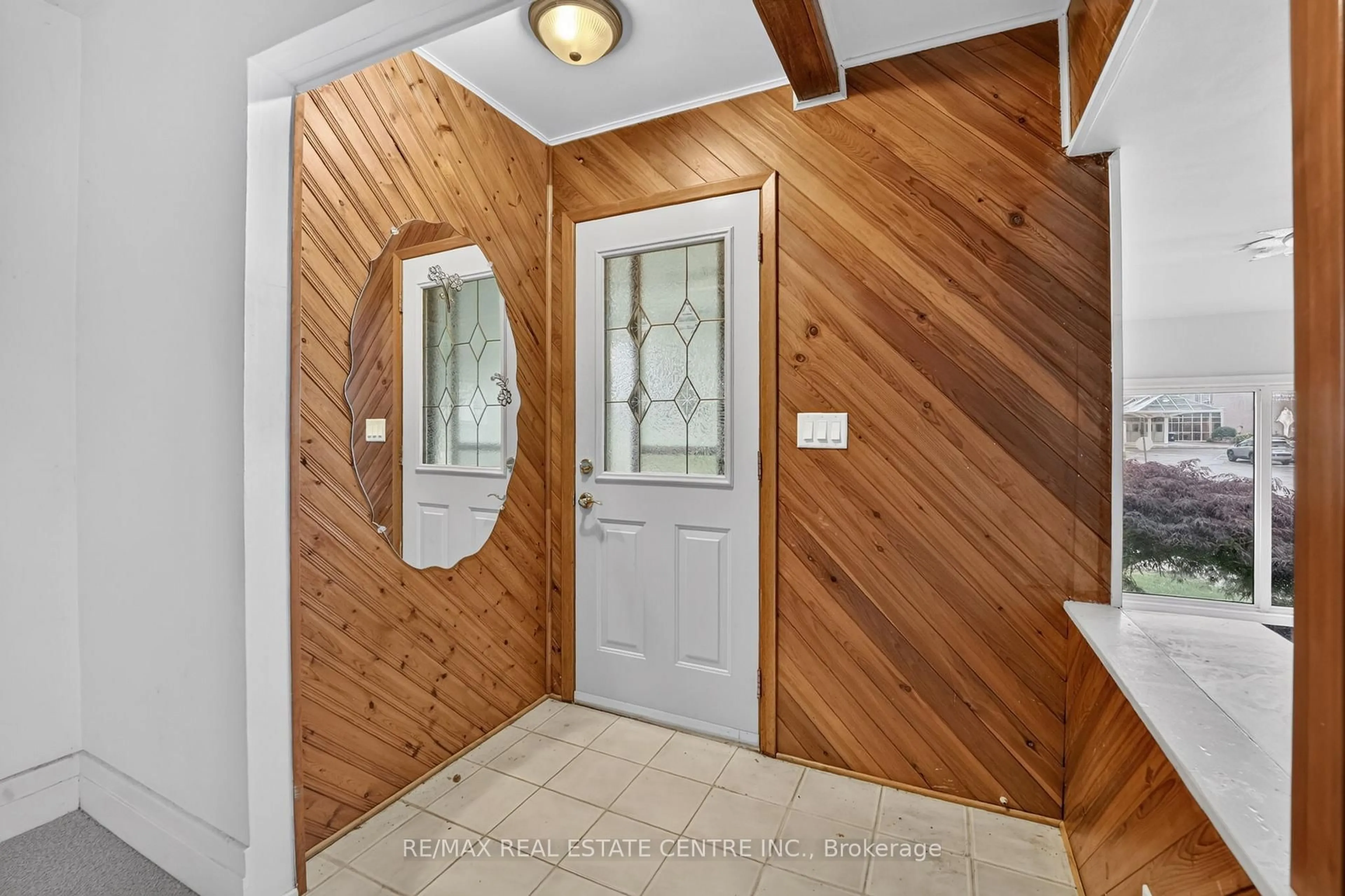 Indoor entryway for 69 Smith St, Welland Ontario L3C 4H5