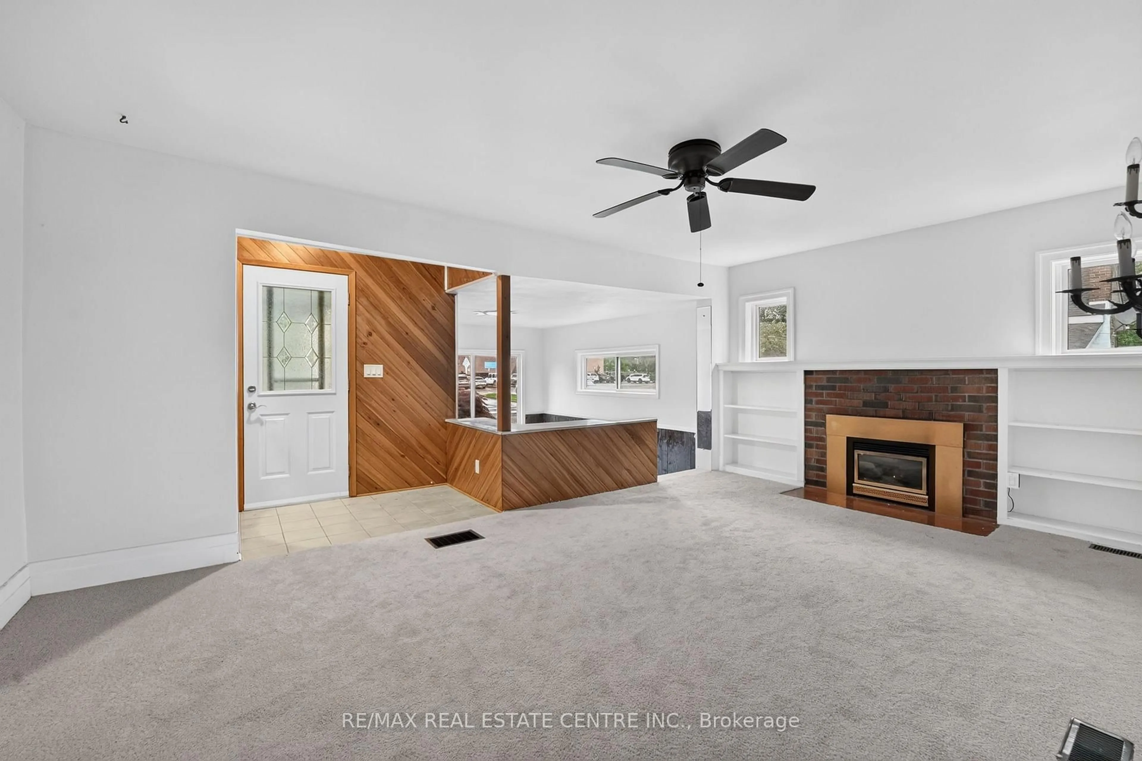 Indoor entryway for 69 Smith St, Welland Ontario L3C 4H5