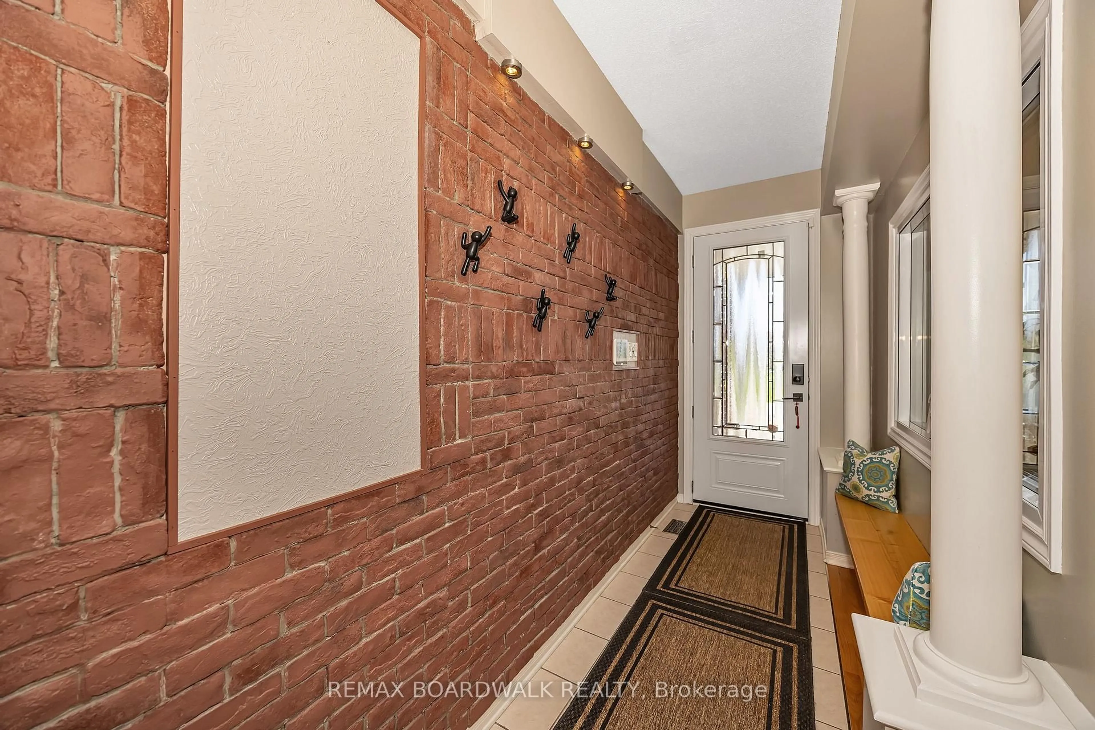 Indoor entryway for 102 Mosswood Crt, Ottawa Ontario K1V 0N6