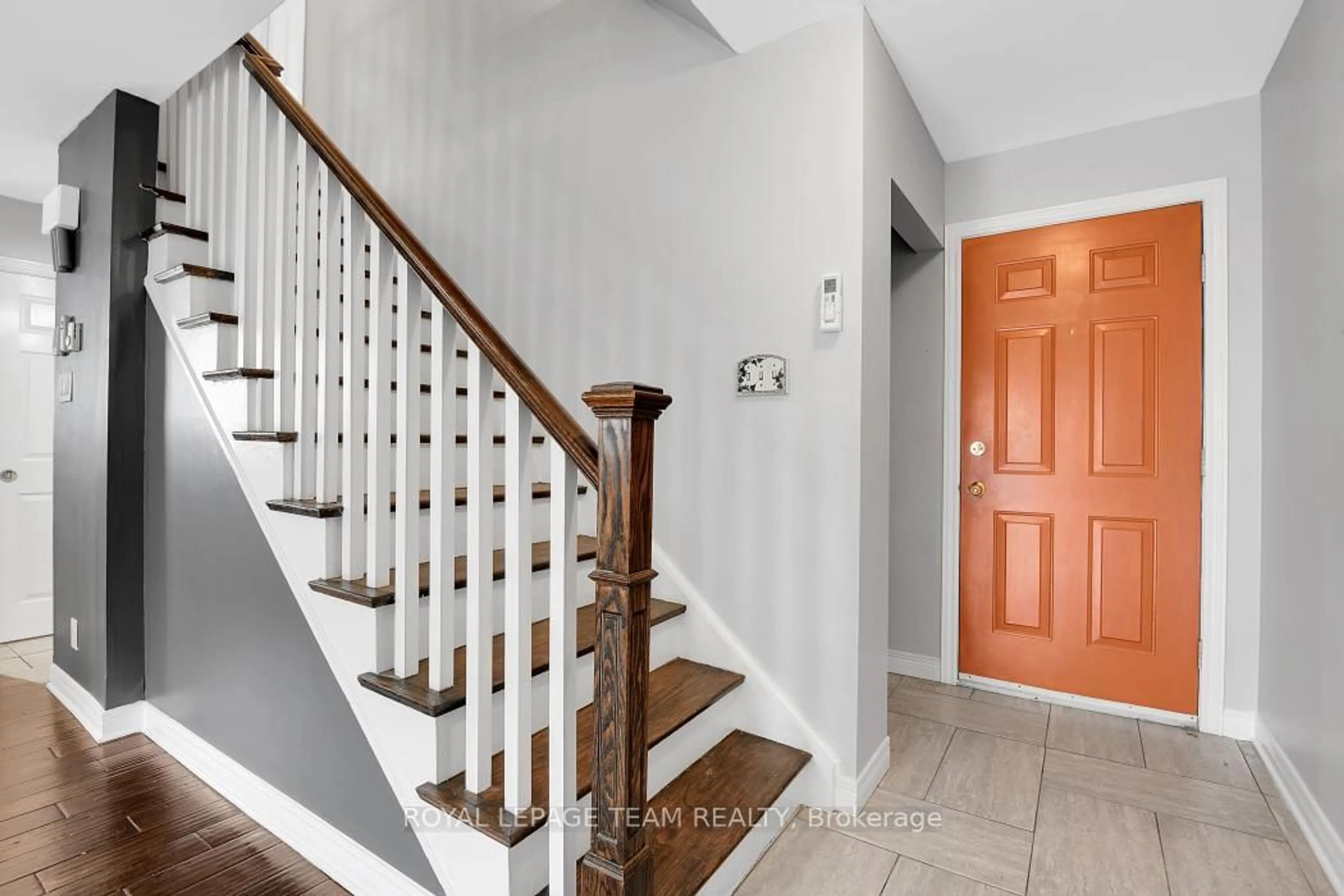 Indoor entryway for 87 Grady Cres, Ottawa Ontario K2H 5S2