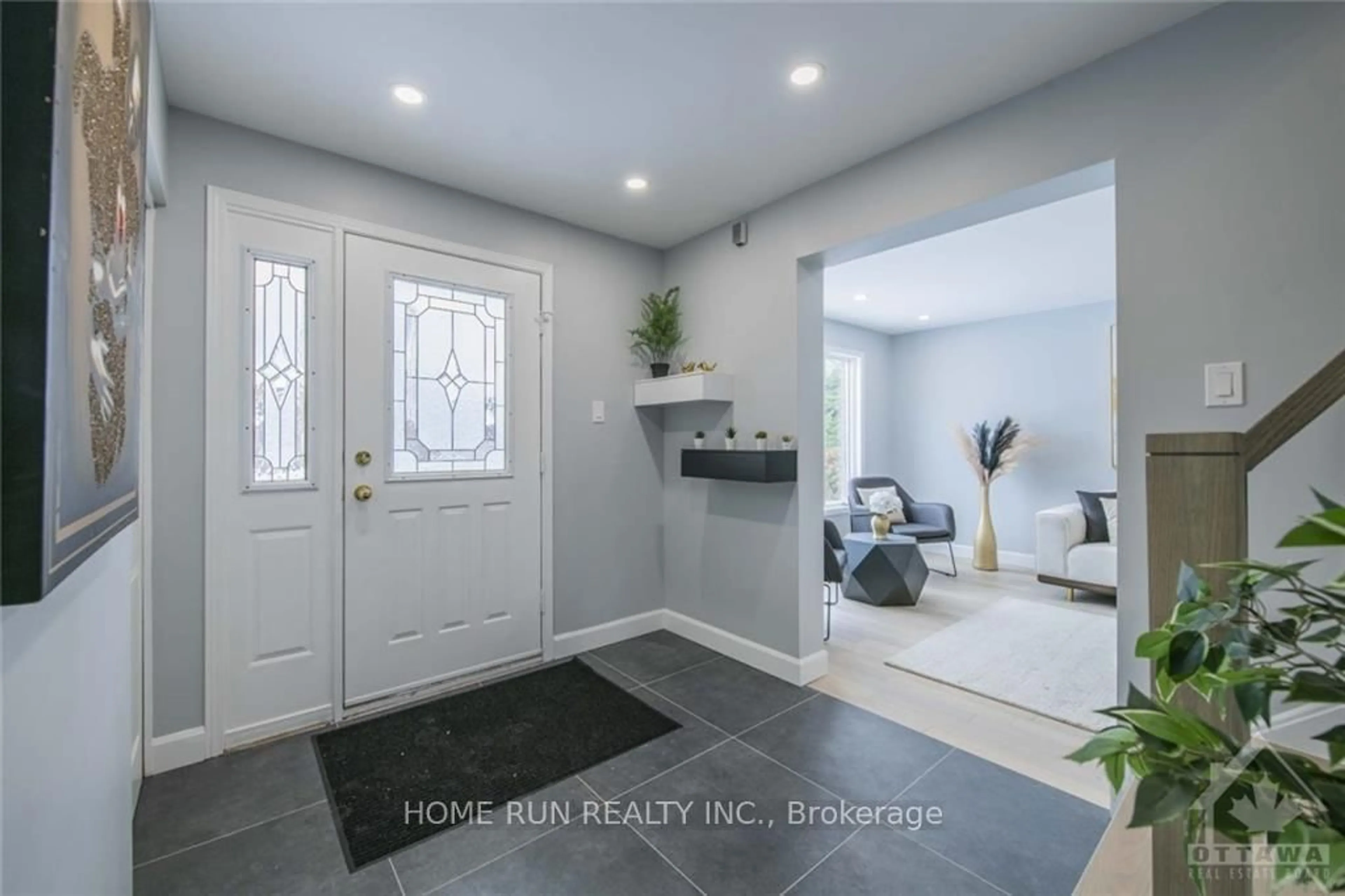 Indoor entryway for 27 Springwood Circ, Stittsville Ontario K2S 1E2