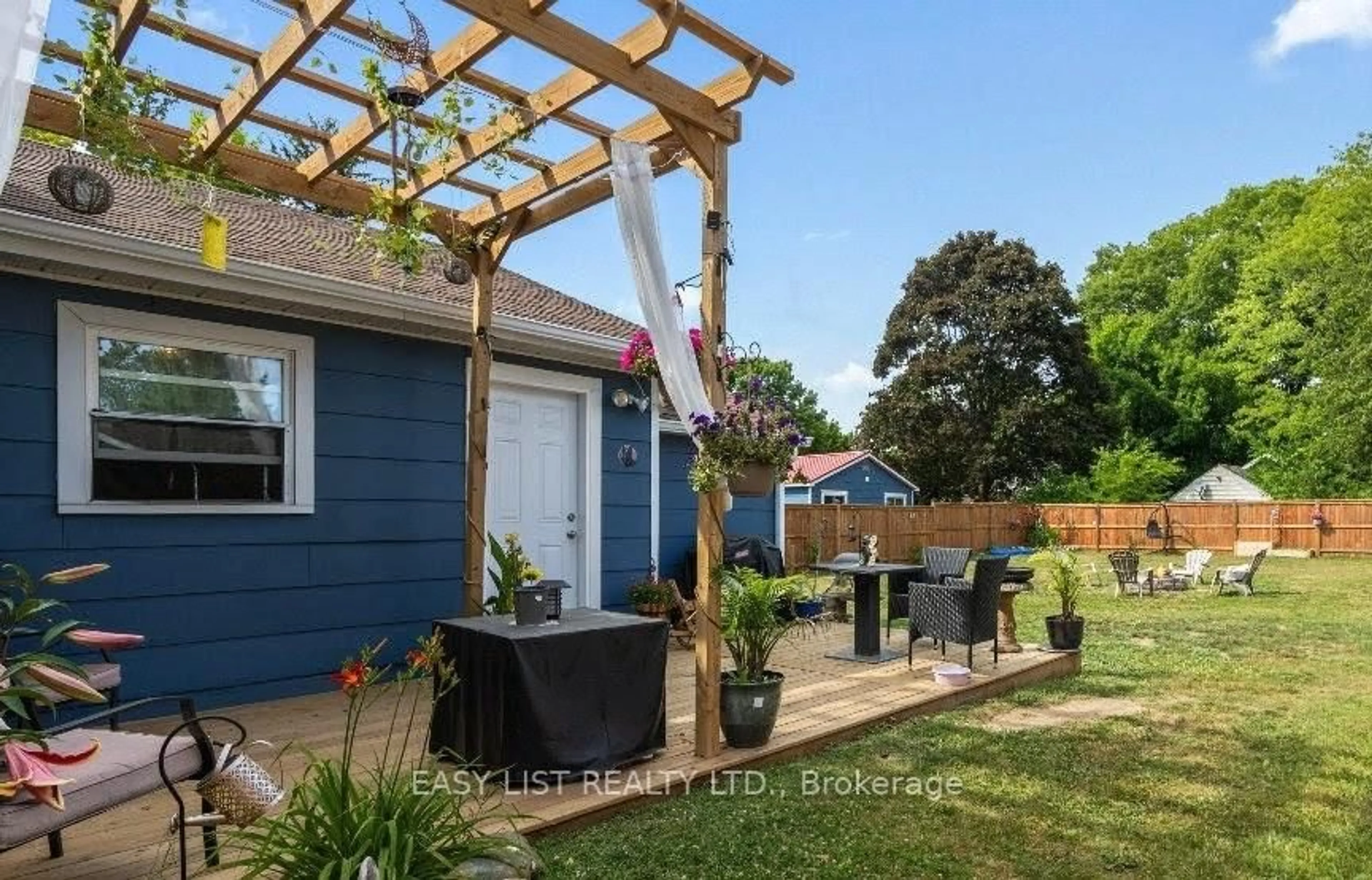 Patio, street for 339 Green St, Saugeen Shores Ontario N0H 2C0