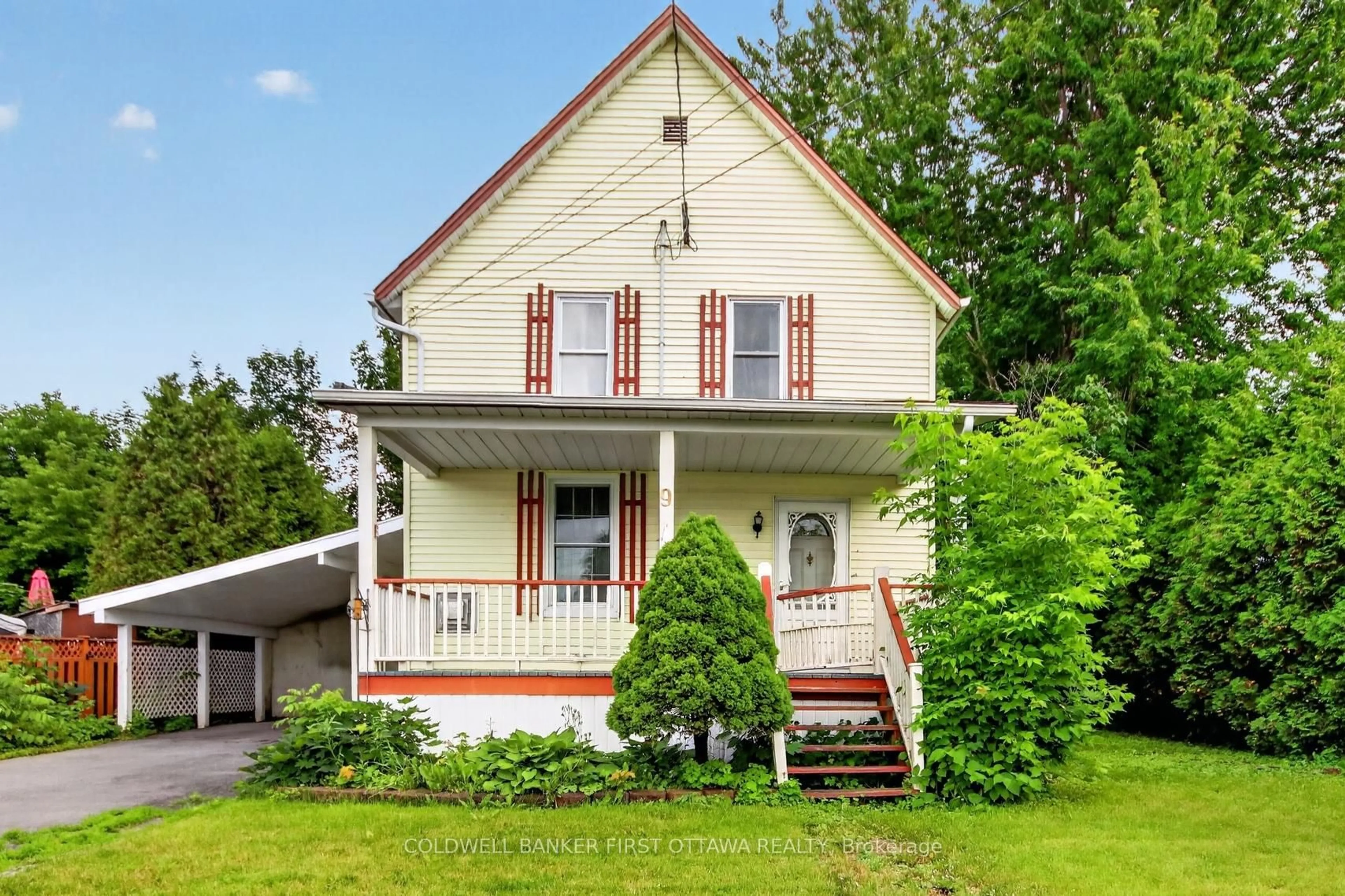 Home with vinyl exterior material, street for 9 Maud St, South Dundas Ontario K0C 1X0