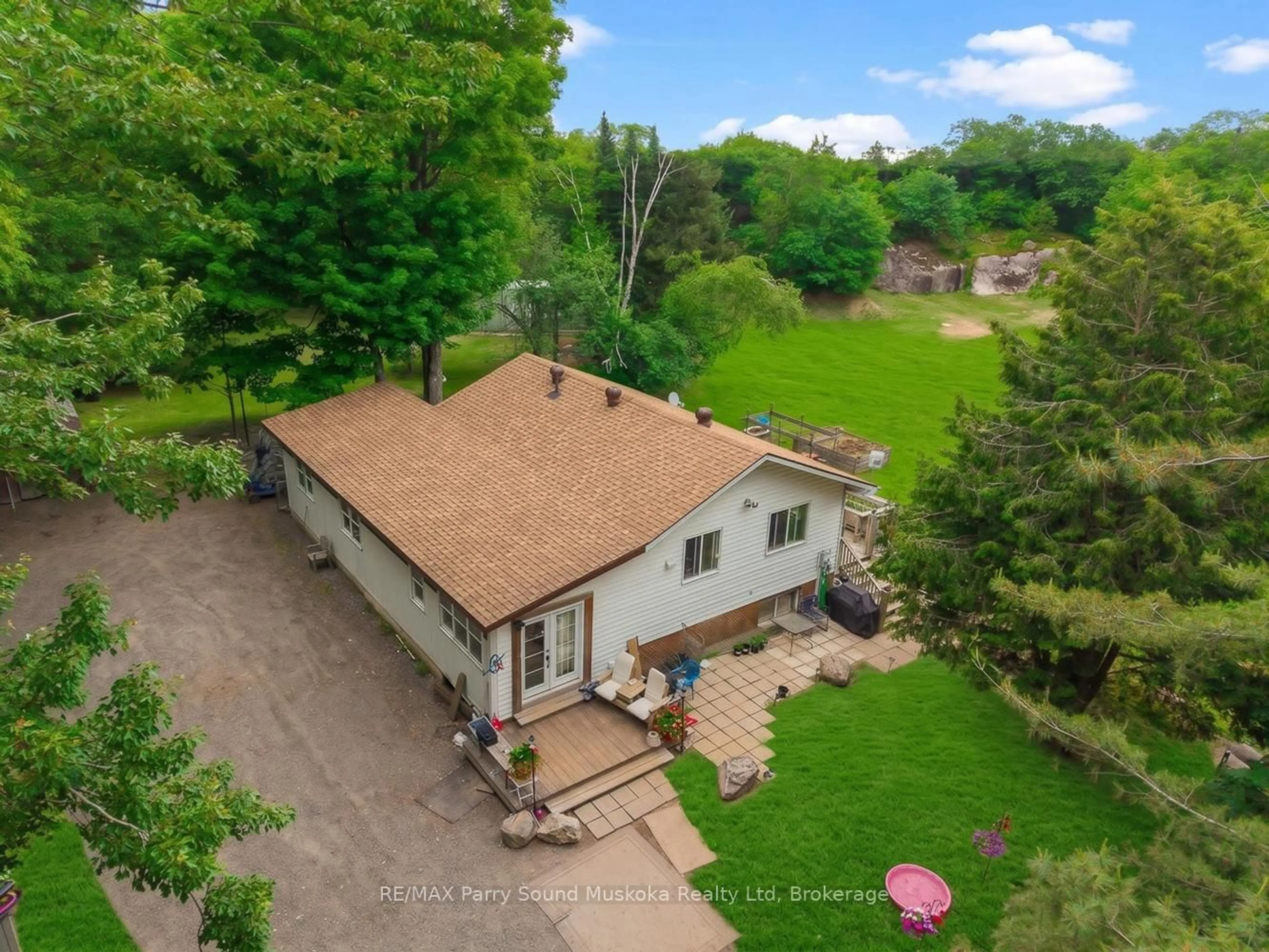 A pic from outside/outdoor area/front of a property/back of a property/a pic from drone, unknown for 15 Toronto Lake Rd, Georgian Bay Ontario P0C 1H0