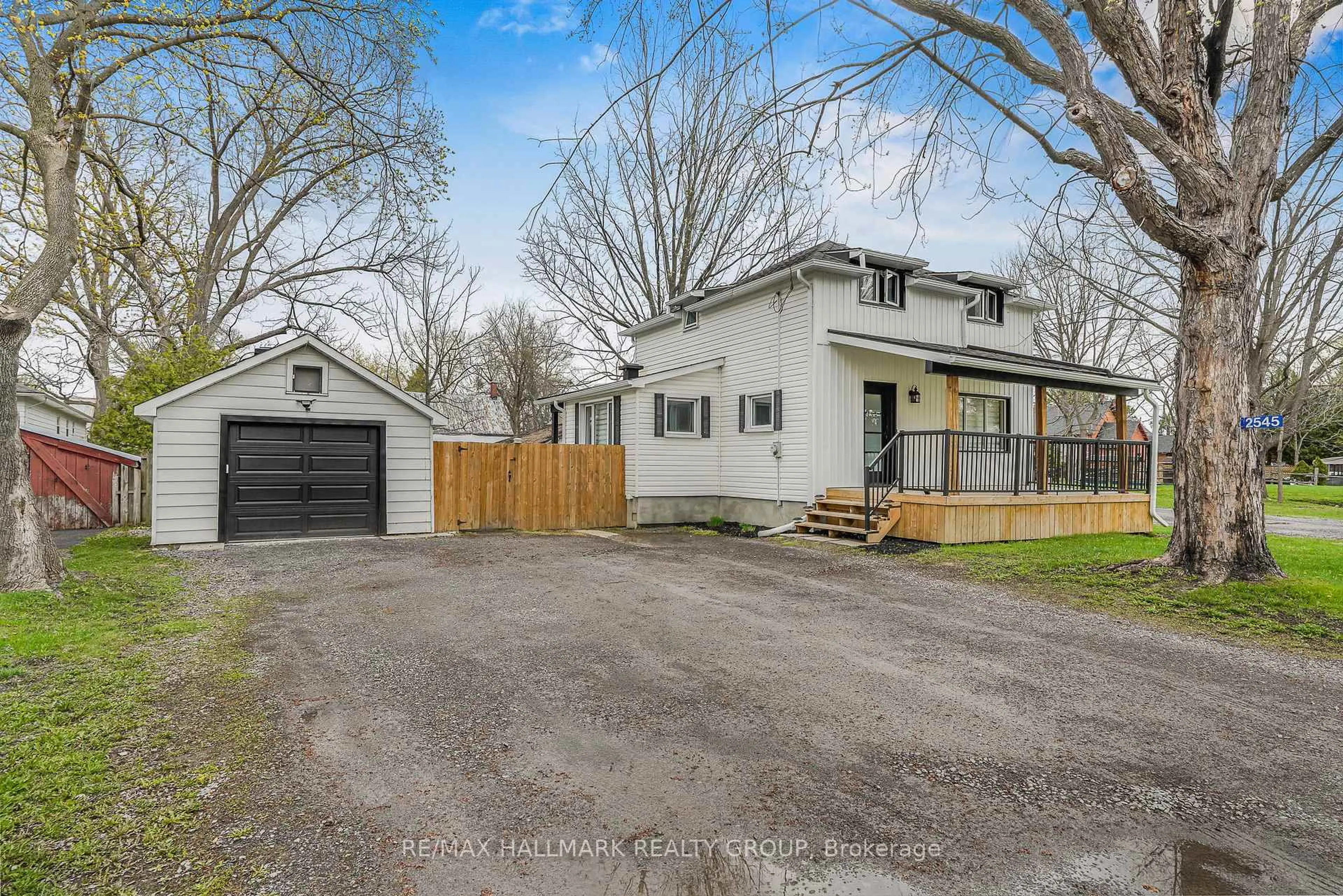 A pic from outside/outdoor area/front of a property/back of a property/a pic from drone, street for 2545 MARKET St, Ottawa Ontario K4C 1A4