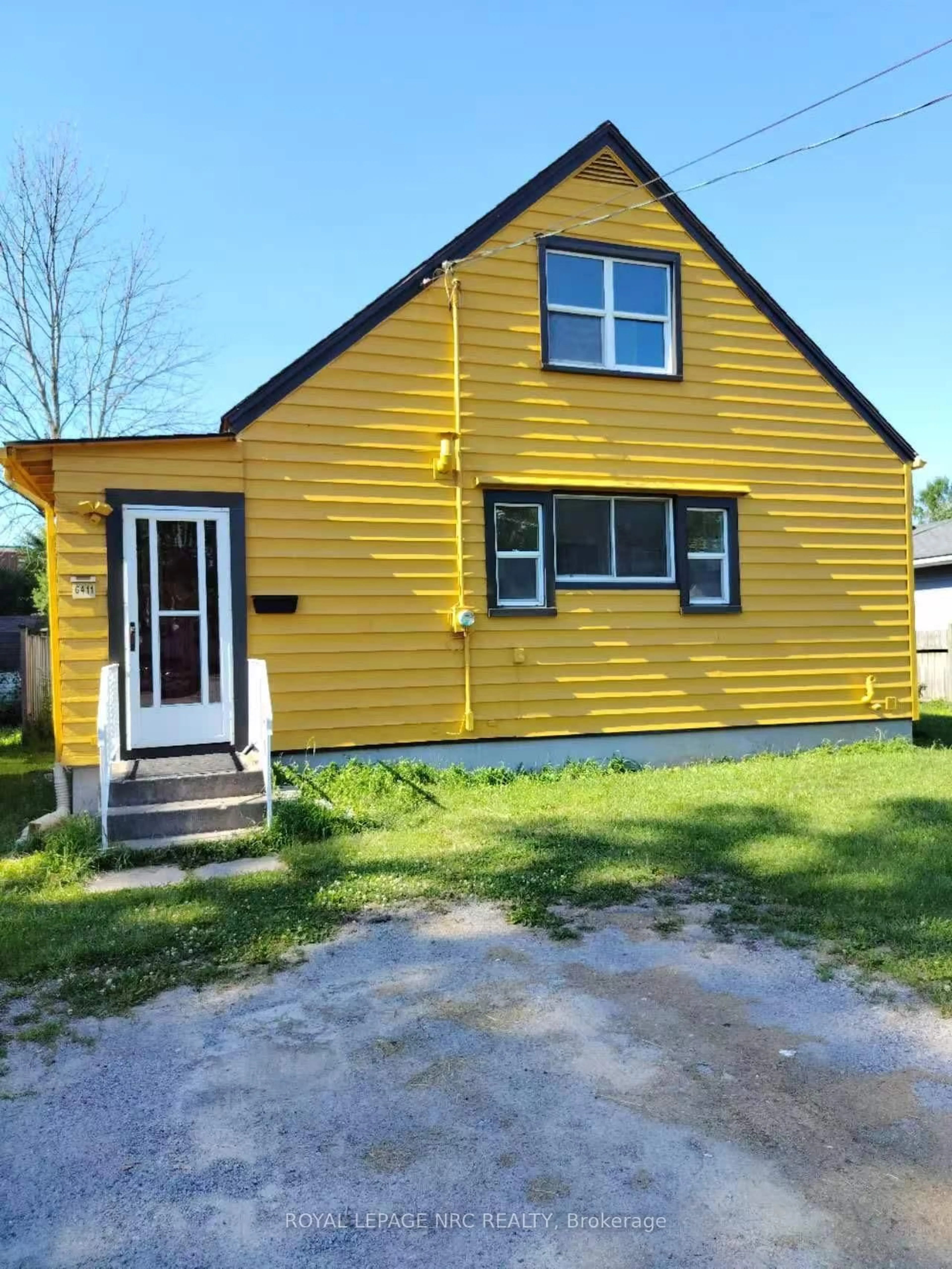 Home with vinyl exterior material, street for 6411 Mcleod Rd, Niagara Falls Ontario L2G 3G2