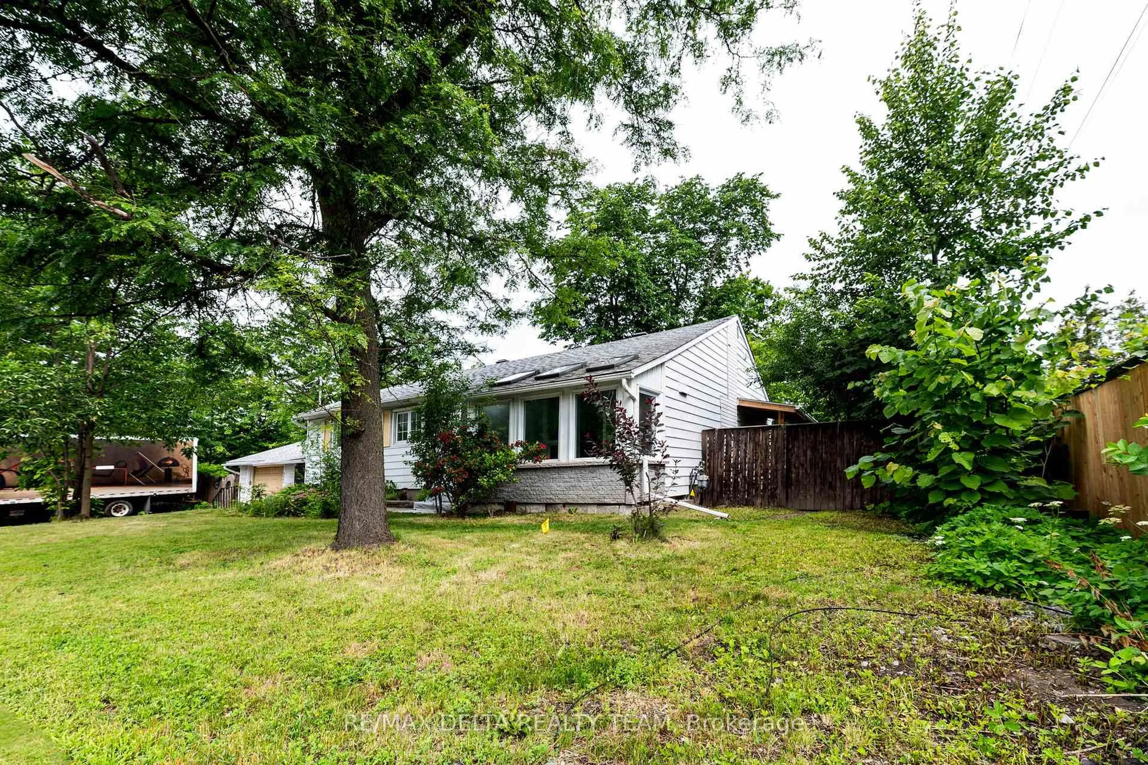 A pic from outside/outdoor area/front of a property/back of a property/a pic from drone, street for 2801 Baseline Rd, Ottawa Ontario K2H 7B6