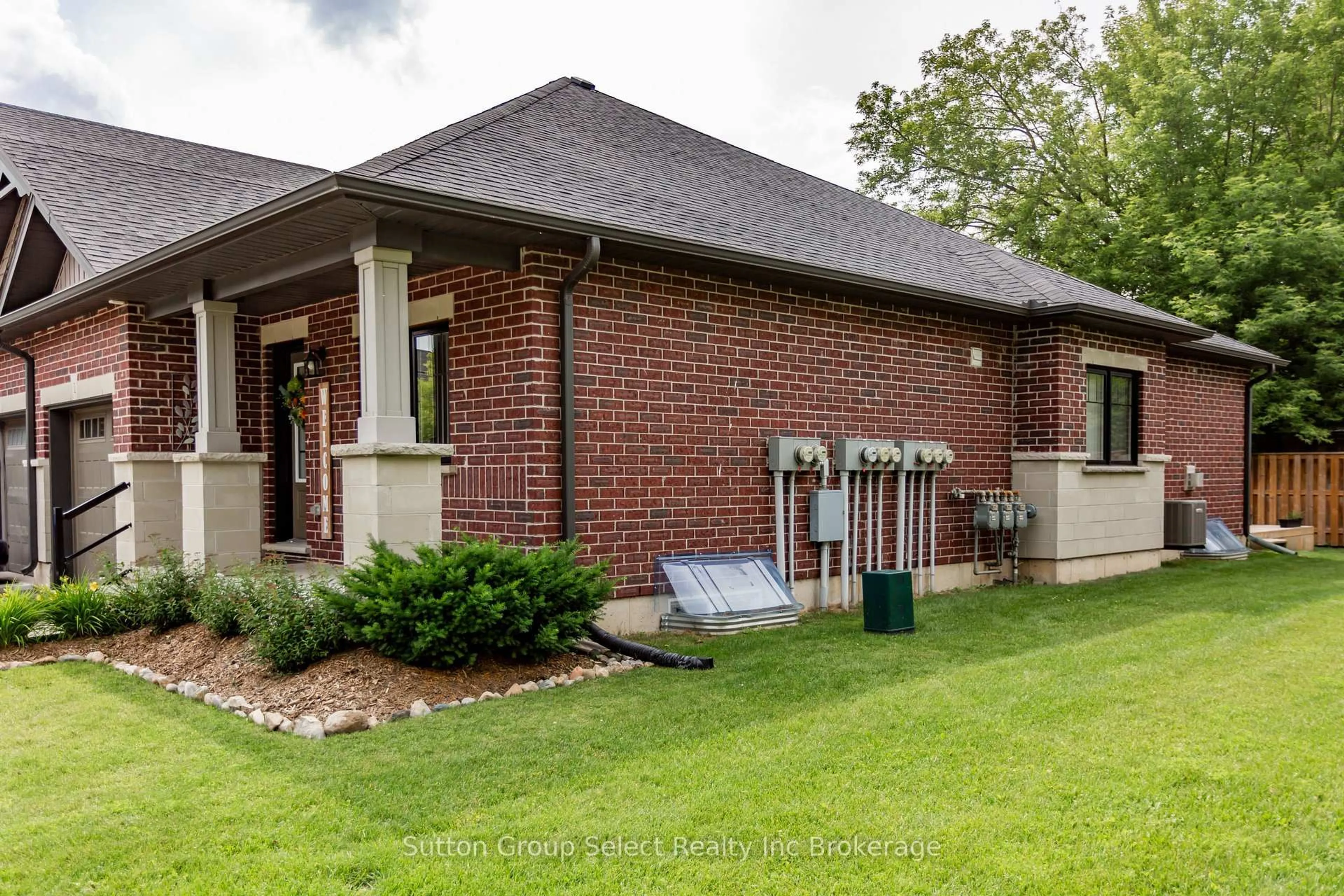 Home with brick exterior material, building for 35 Chatfield St #1, Ingersoll Ontario N5C 0B3