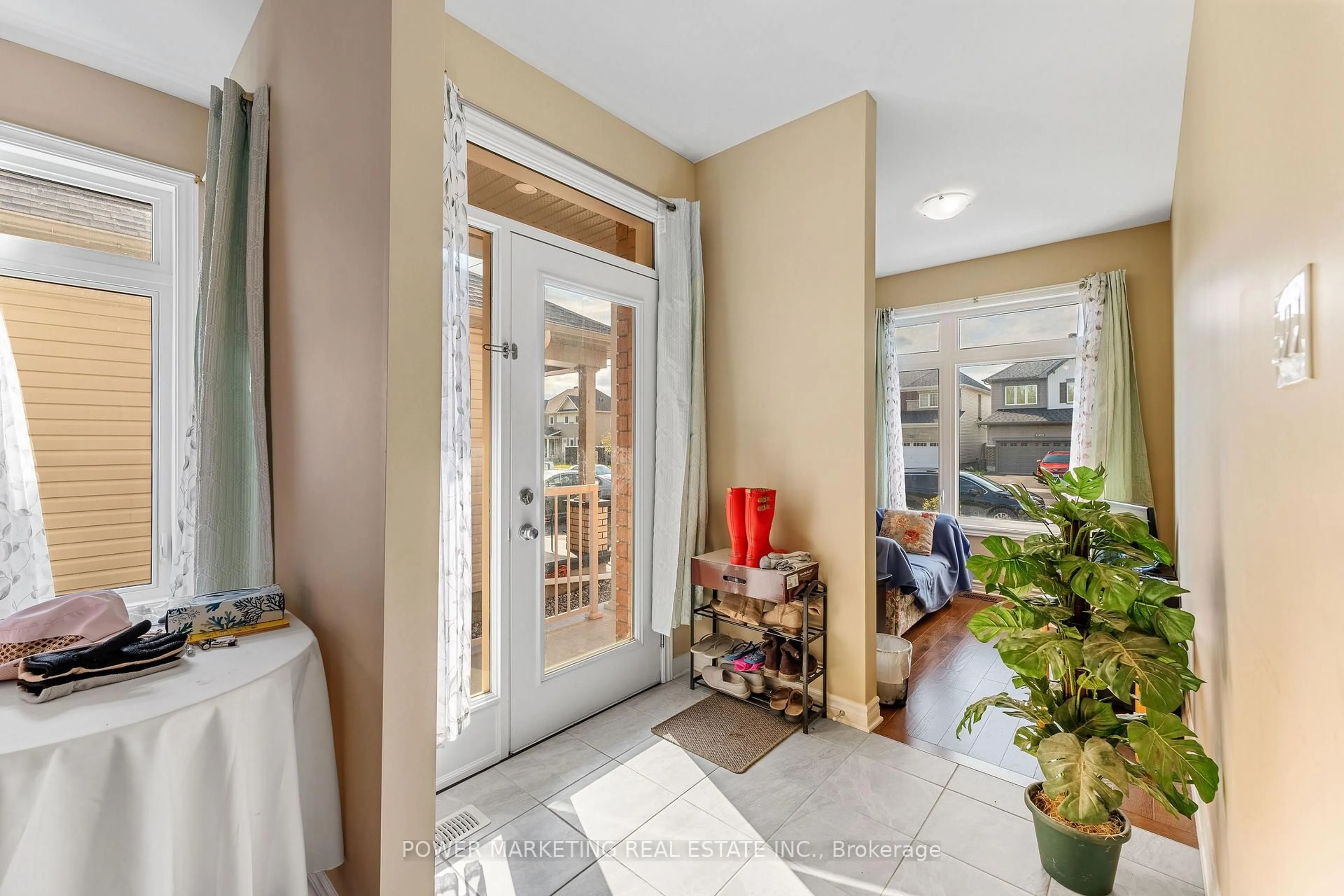 Indoor foyer for 6356 RENAUD Rd, Ottawa Ontario K1W 0R9