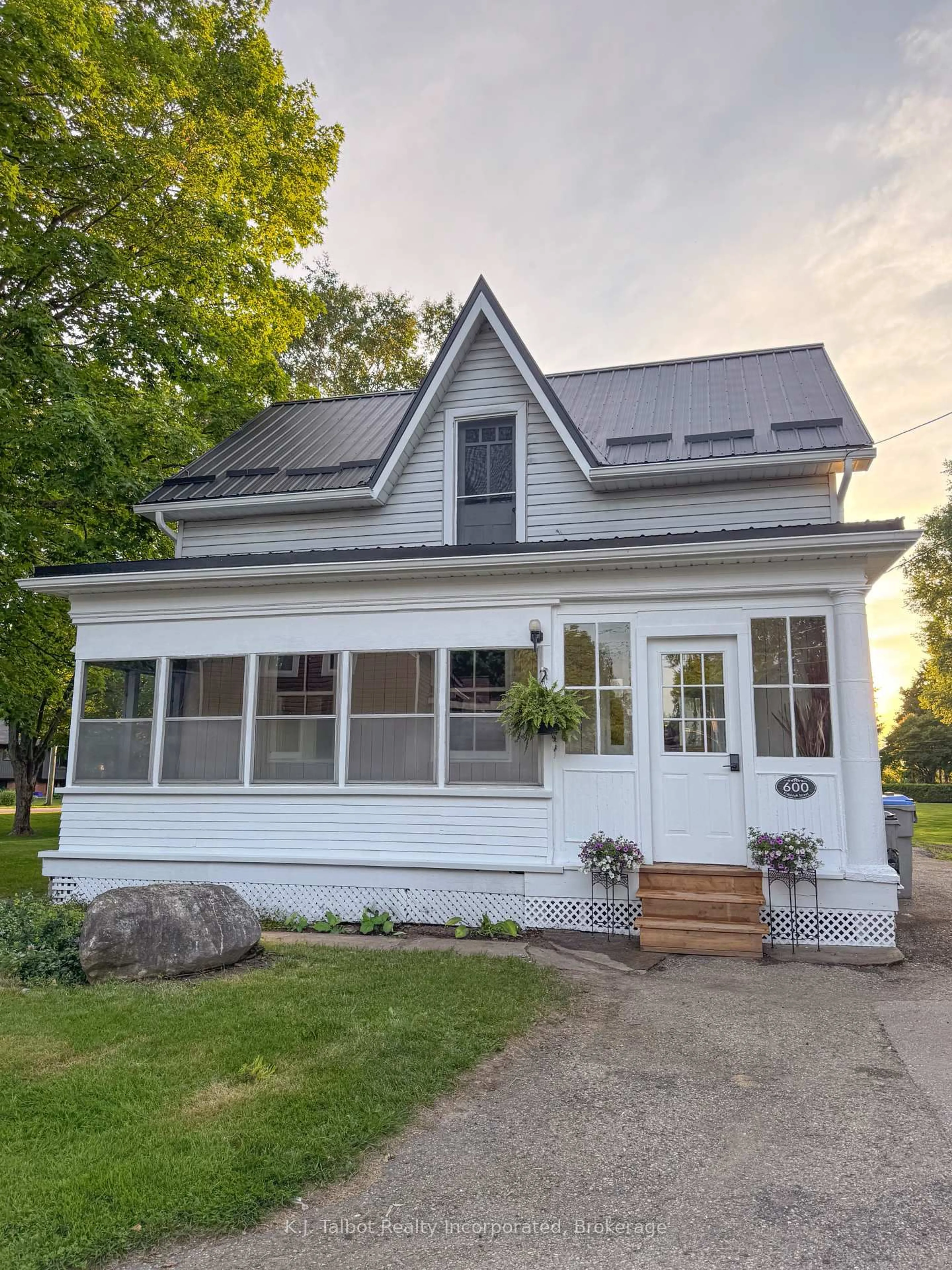 Home with vinyl exterior material, street for 600 Fishleigh St, Huron East Ontario N0G 1H0