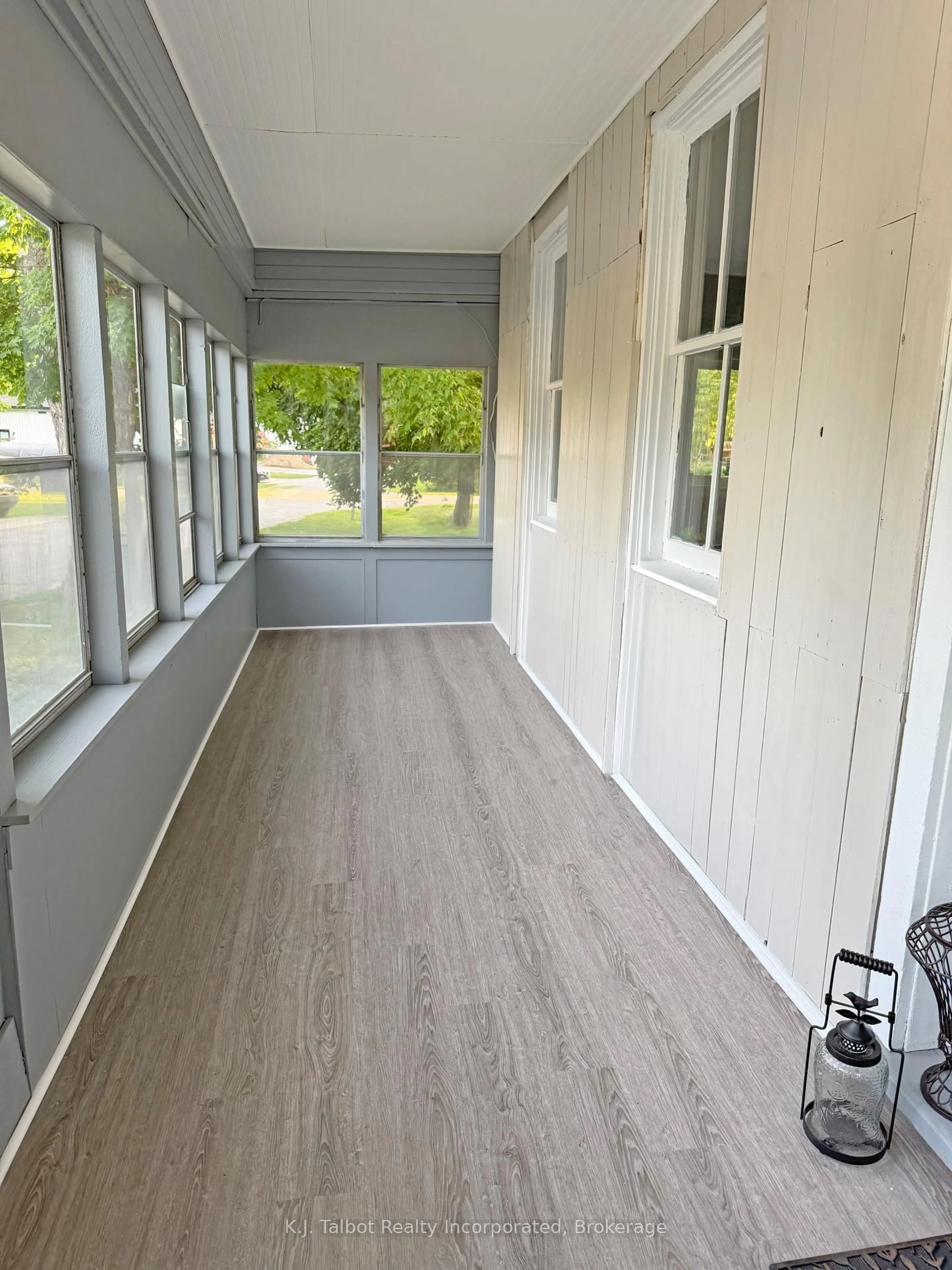 Indoor entryway for 600 Fishleigh St, Huron East Ontario N0G 1H0