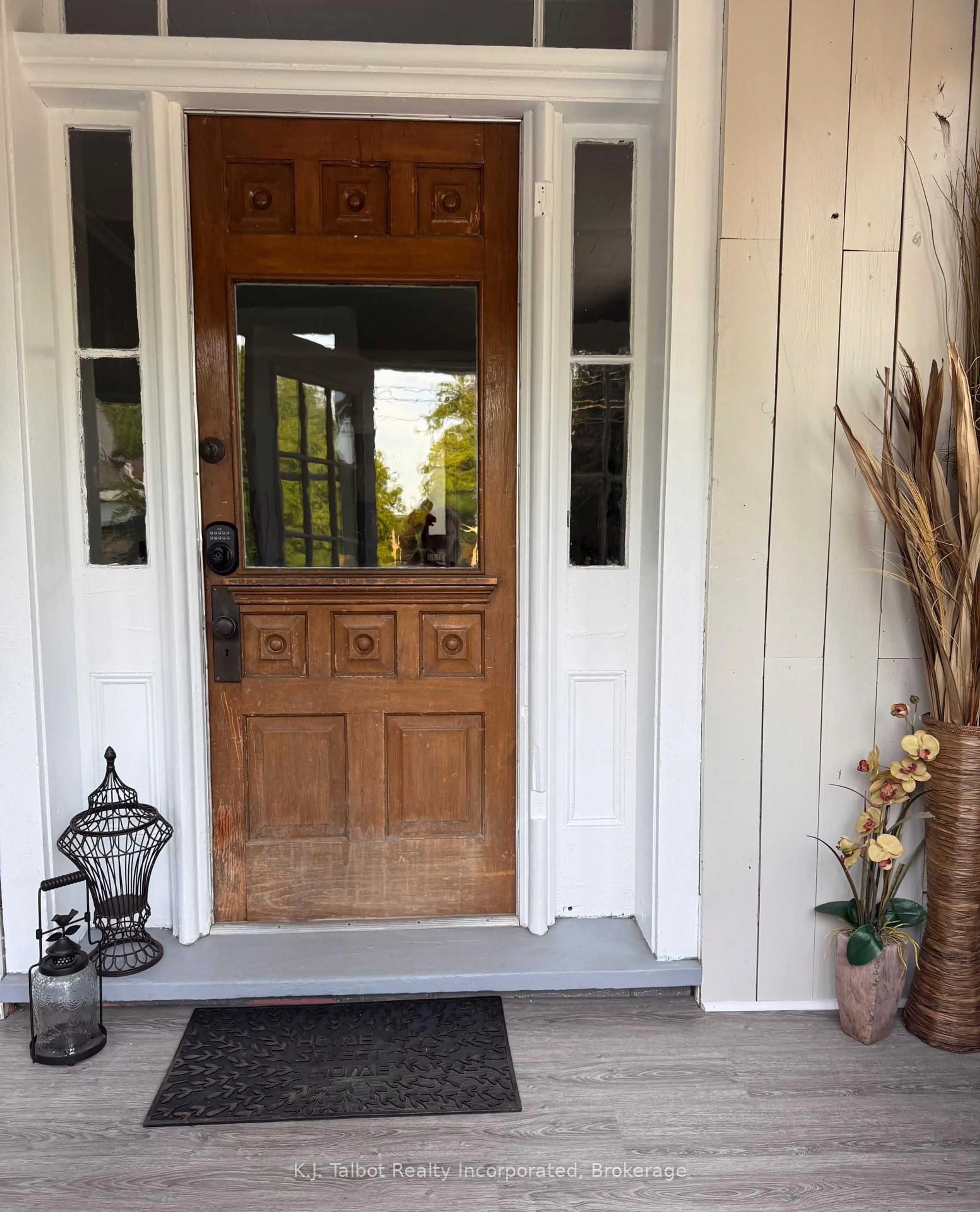 Indoor entryway for 600 Fishleigh St, Huron East Ontario N0G 1H0