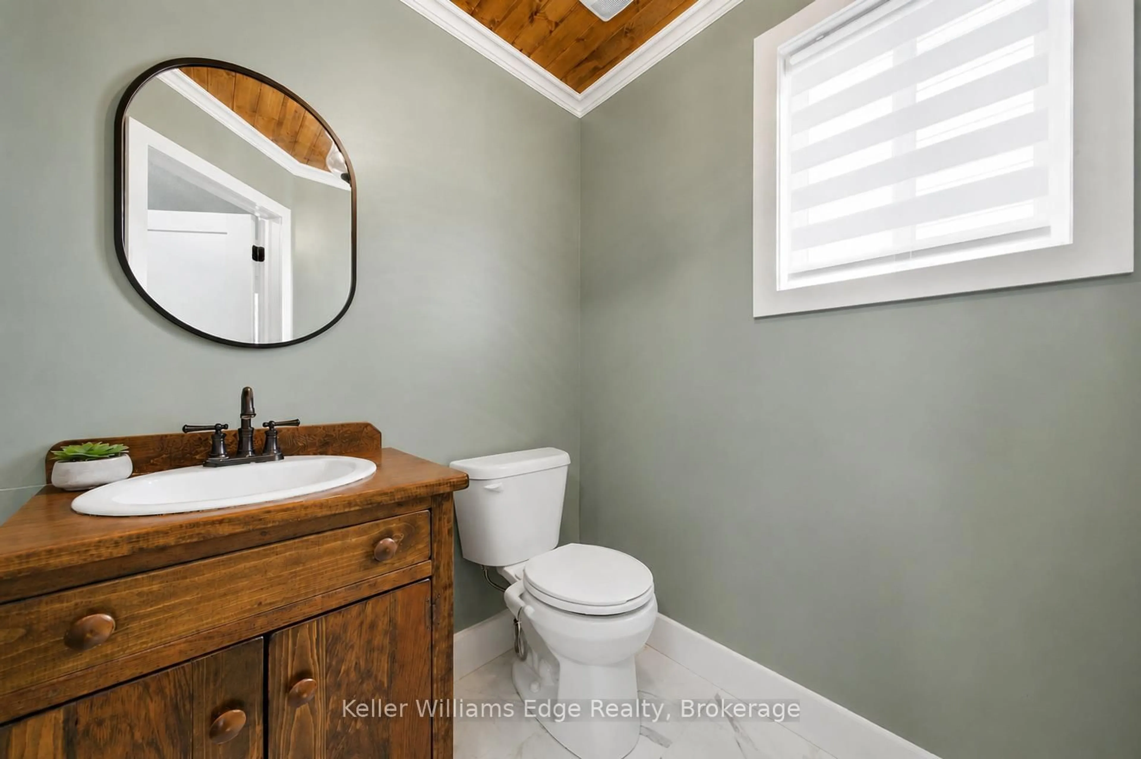 Standard bathroom, ceramic/tile floor for 35 Rosebury Way, Hamilton Ontario L0R 1W0