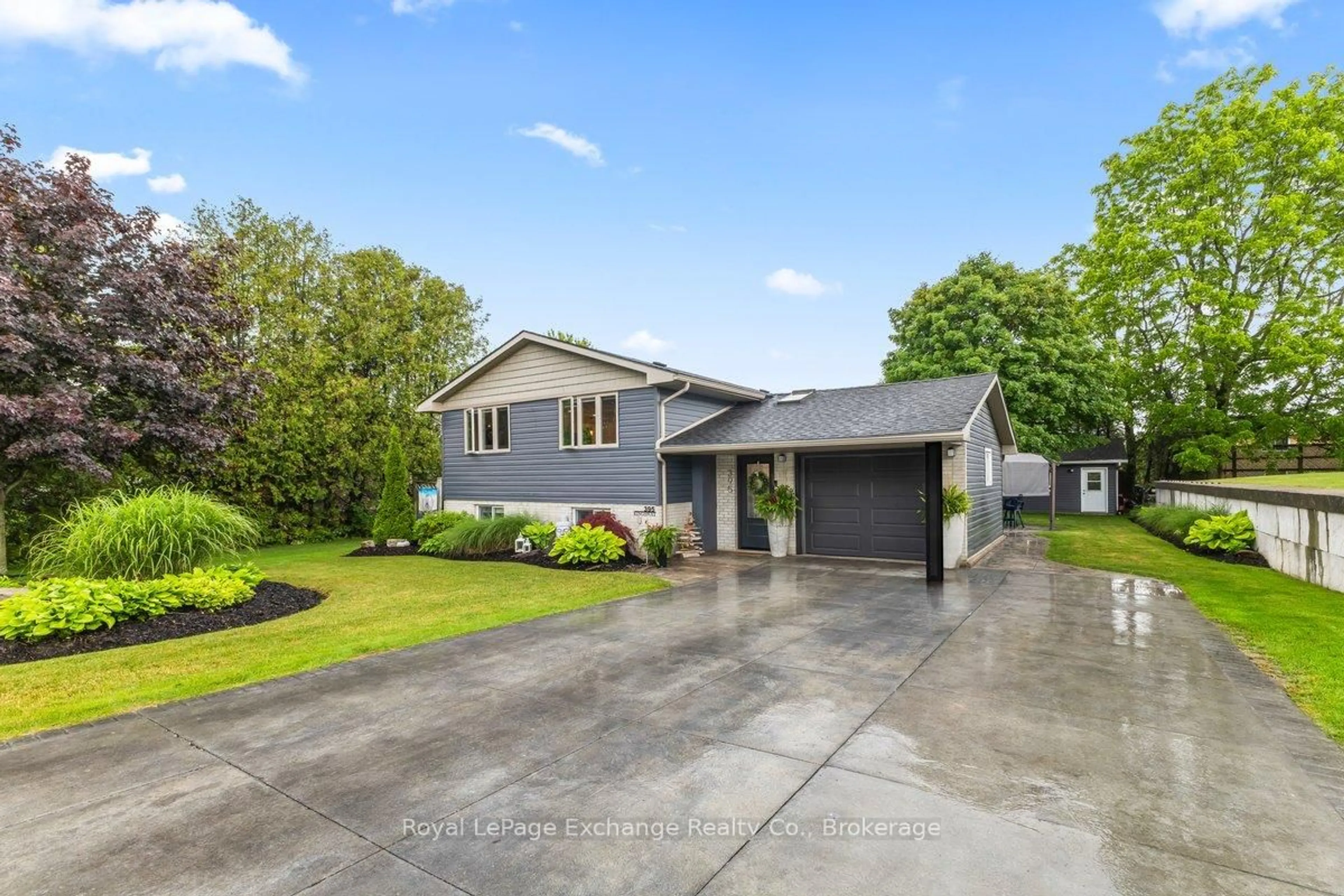 Home with vinyl exterior material, street for 395 Kingsway St, Kincardine Ontario N2Z 1W4