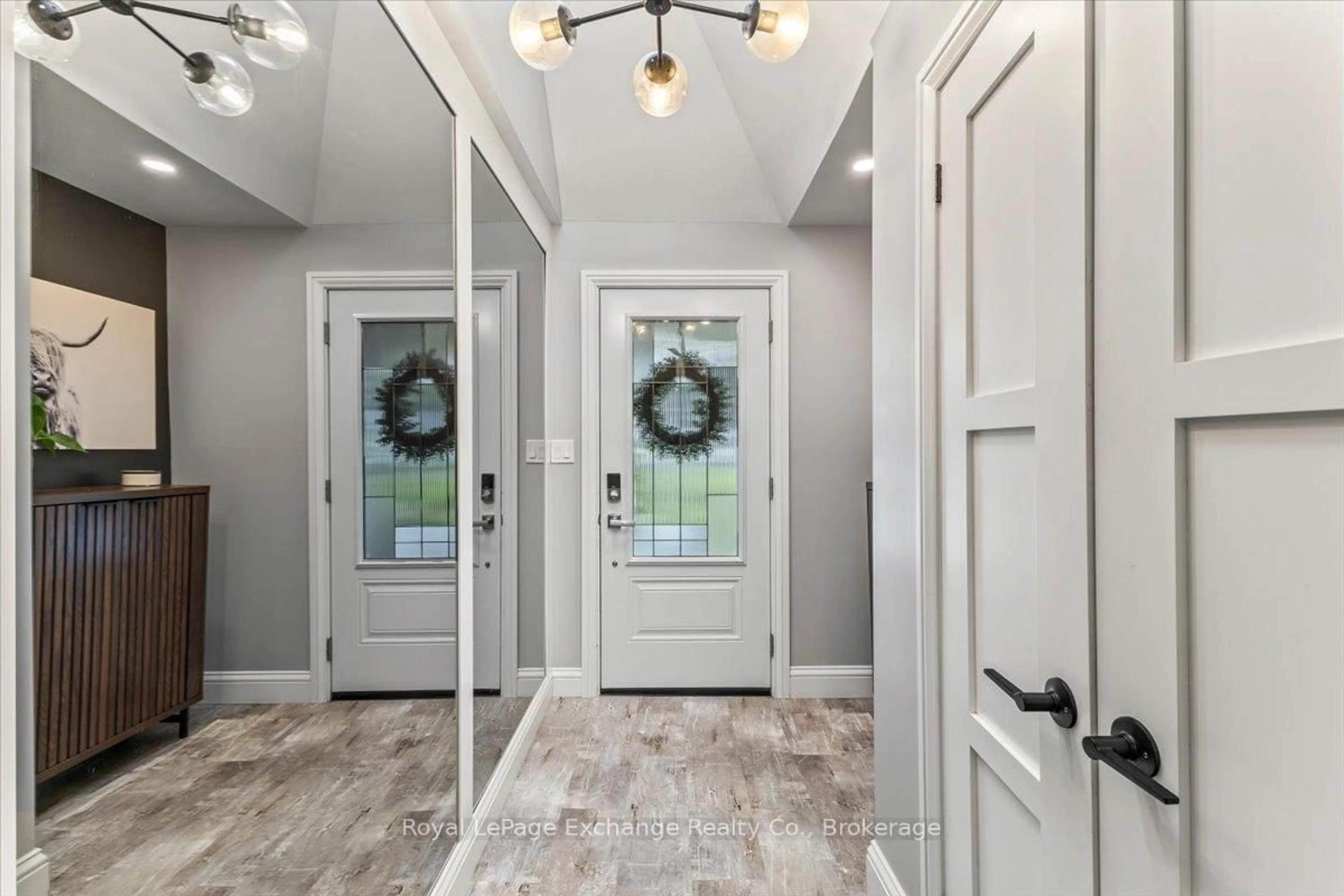 Indoor entryway for 395 Kingsway St, Kincardine Ontario N2Z 1W4
