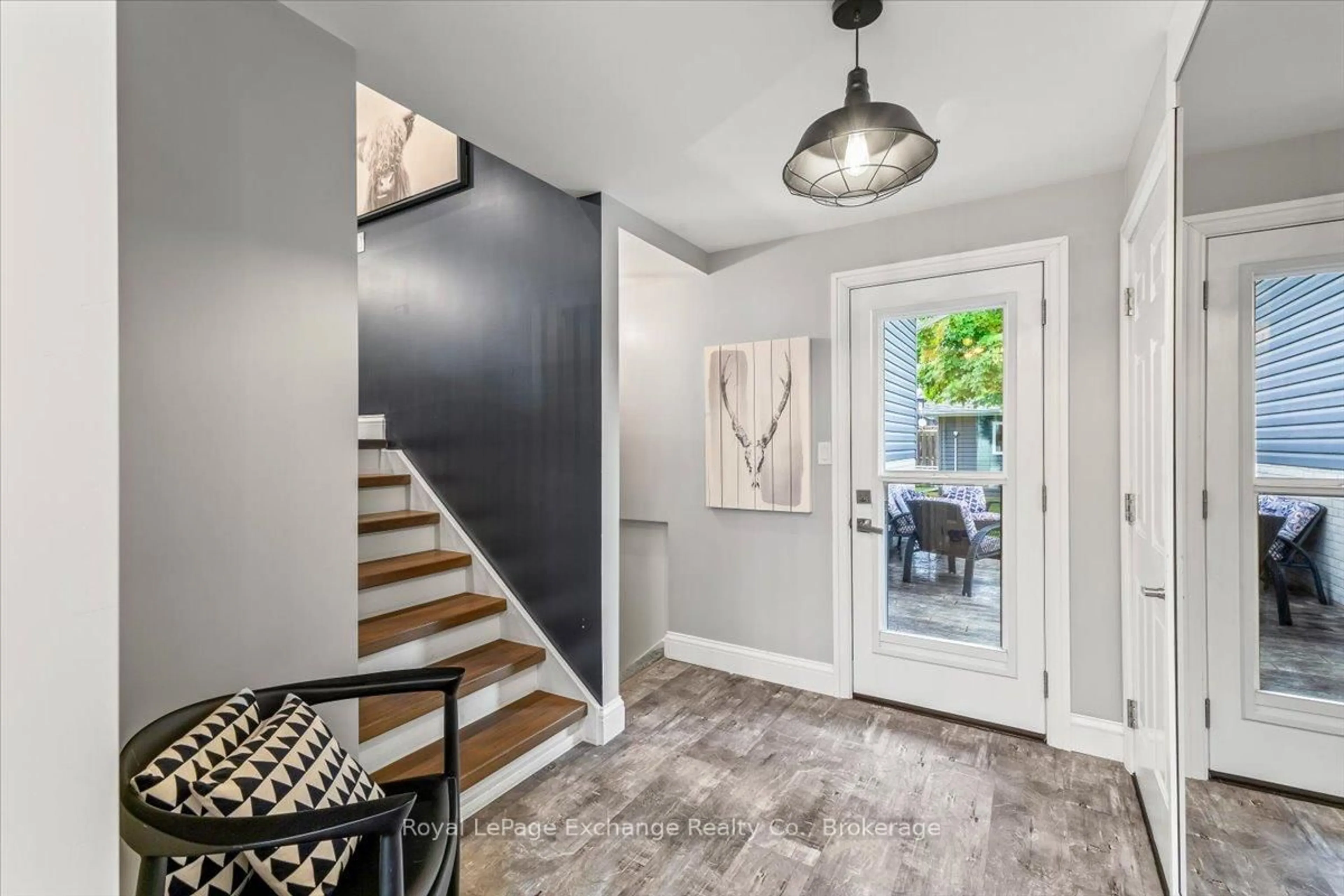 Indoor entryway for 395 Kingsway St, Kincardine Ontario N2Z 1W4