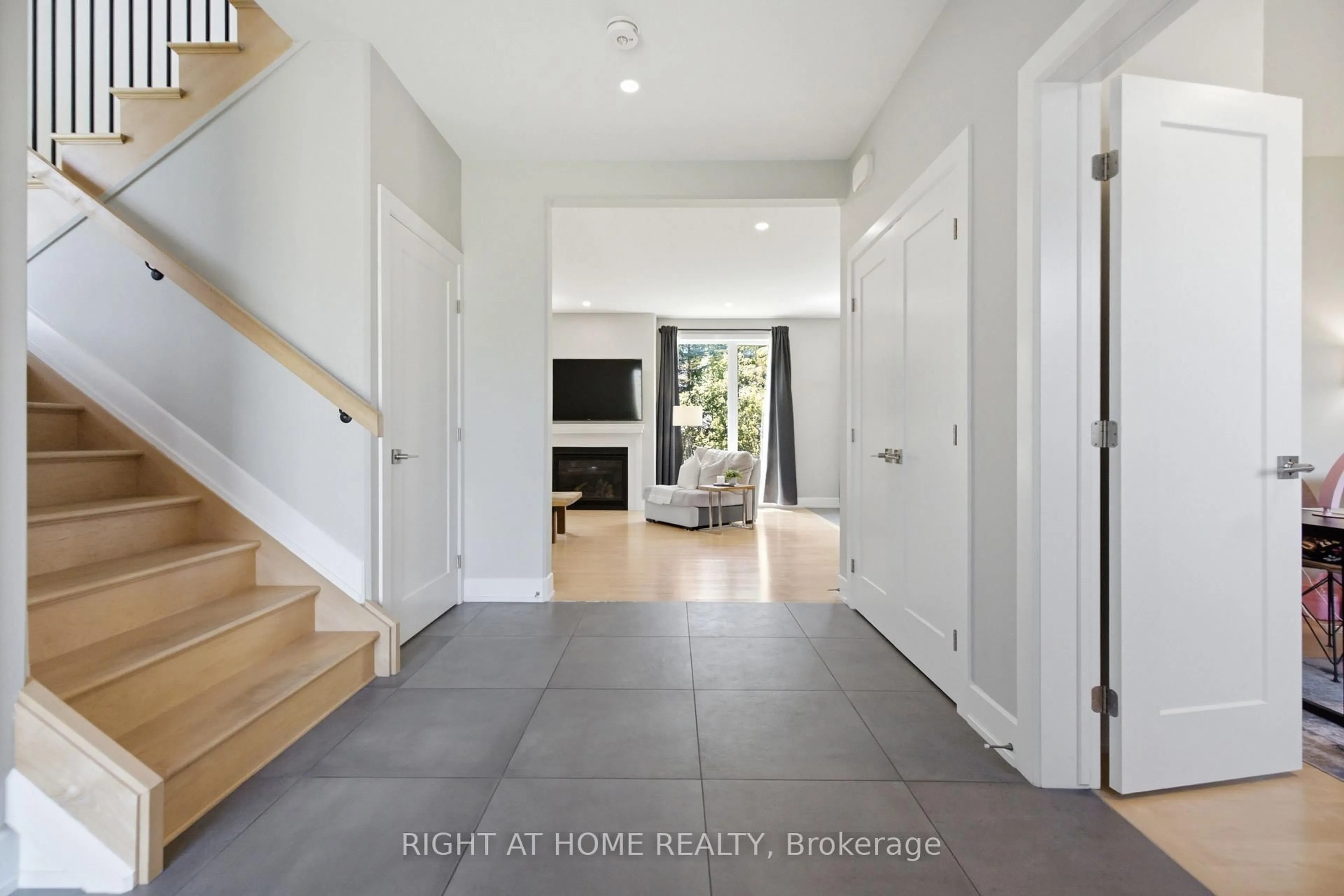 Indoor entryway for 122 Ridgemont Dr, Ashton Ontario K0A 1B0