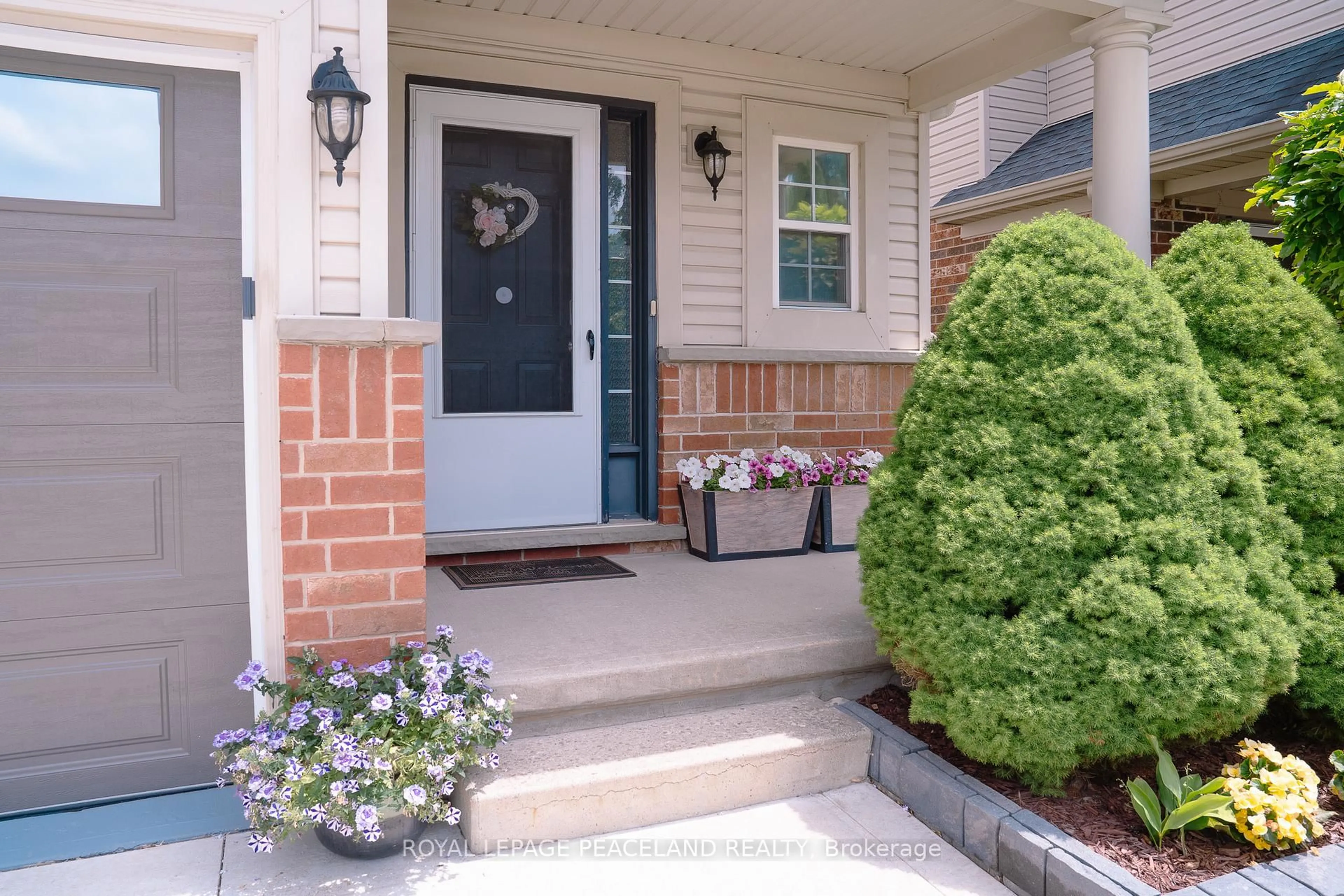 Indoor entryway for 729 Grand Banks Dr, Waterloo Ontario N2K 4M2