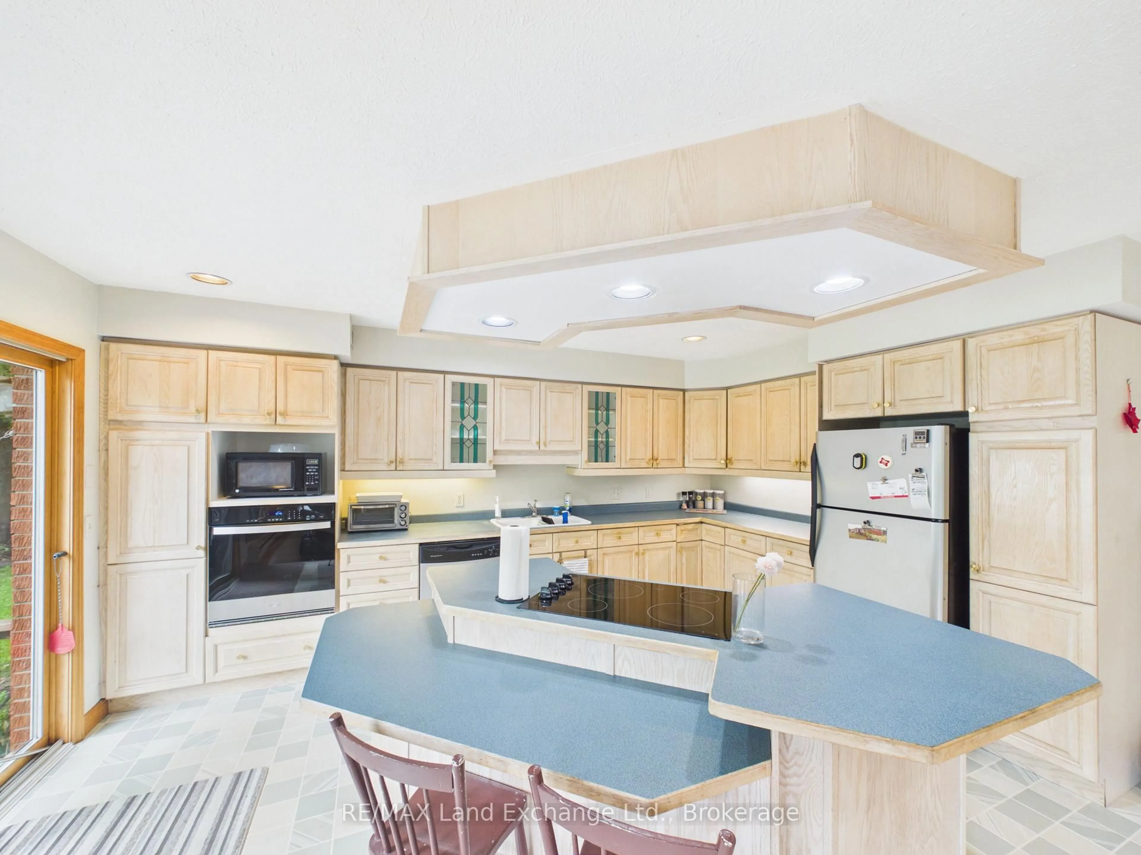 Open concept kitchen, ceramic/tile floor for 28 Penetangore Row, Huron-Kinloss Ontario N2Z 2N7