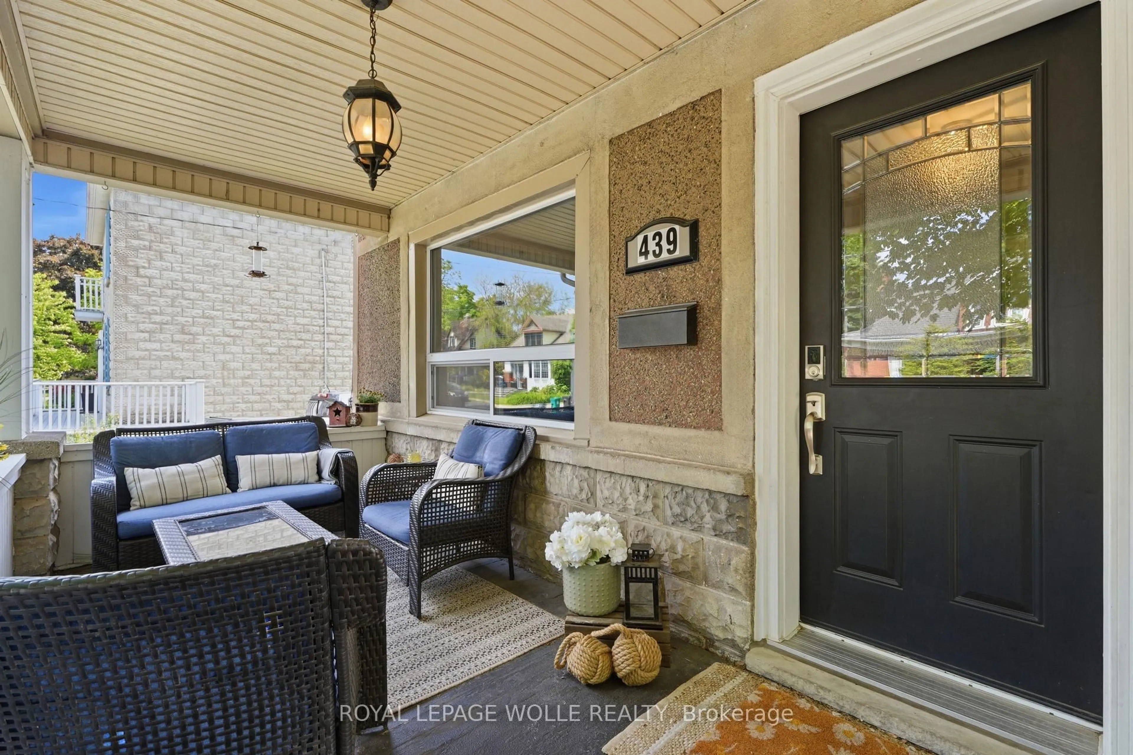 Indoor entryway for 439 Westminster Dr, Cambridge Ontario N3H 1T5