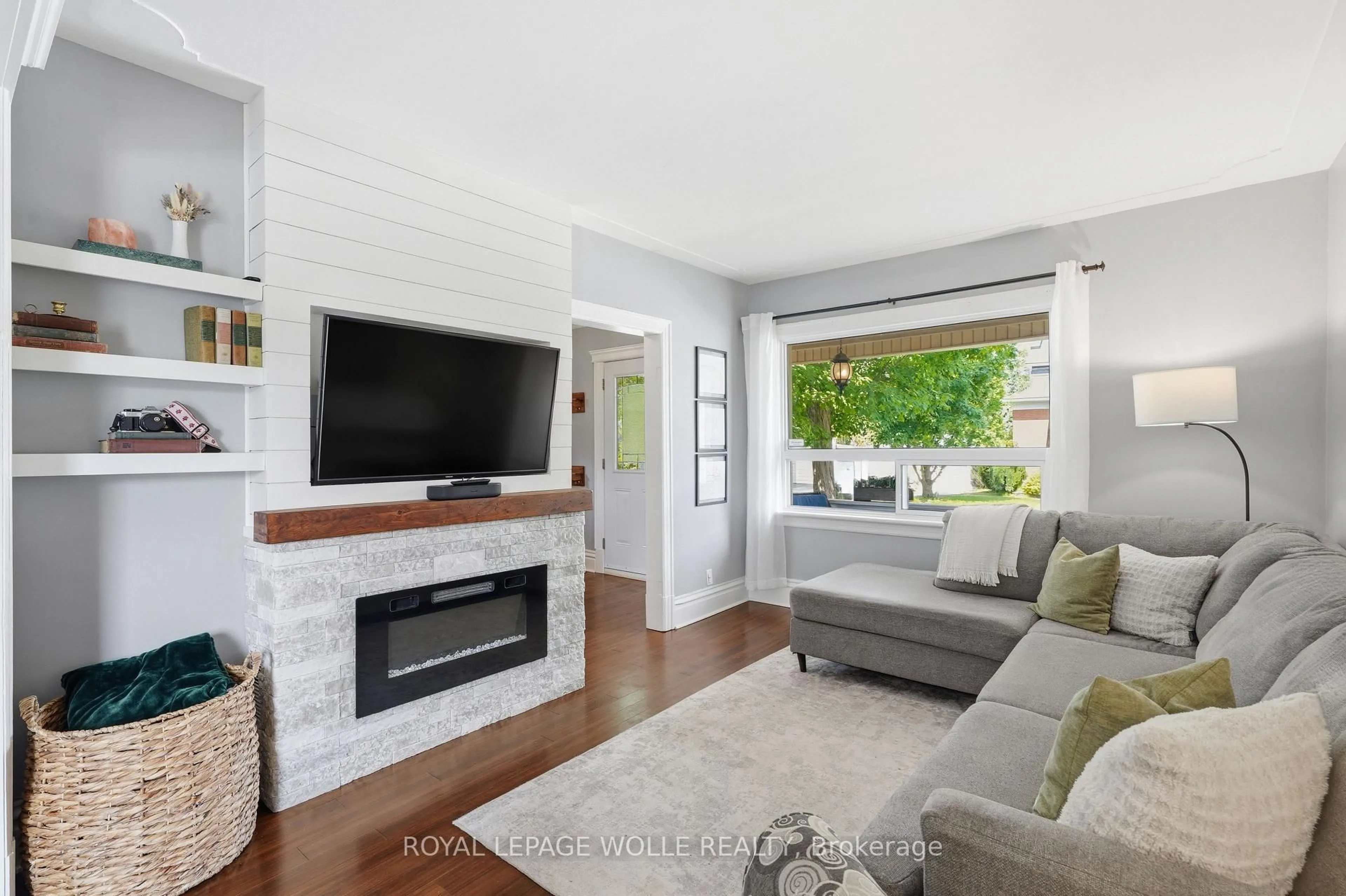 Living room with furniture, unknown for 439 Westminster Dr, Cambridge Ontario N3H 1T5