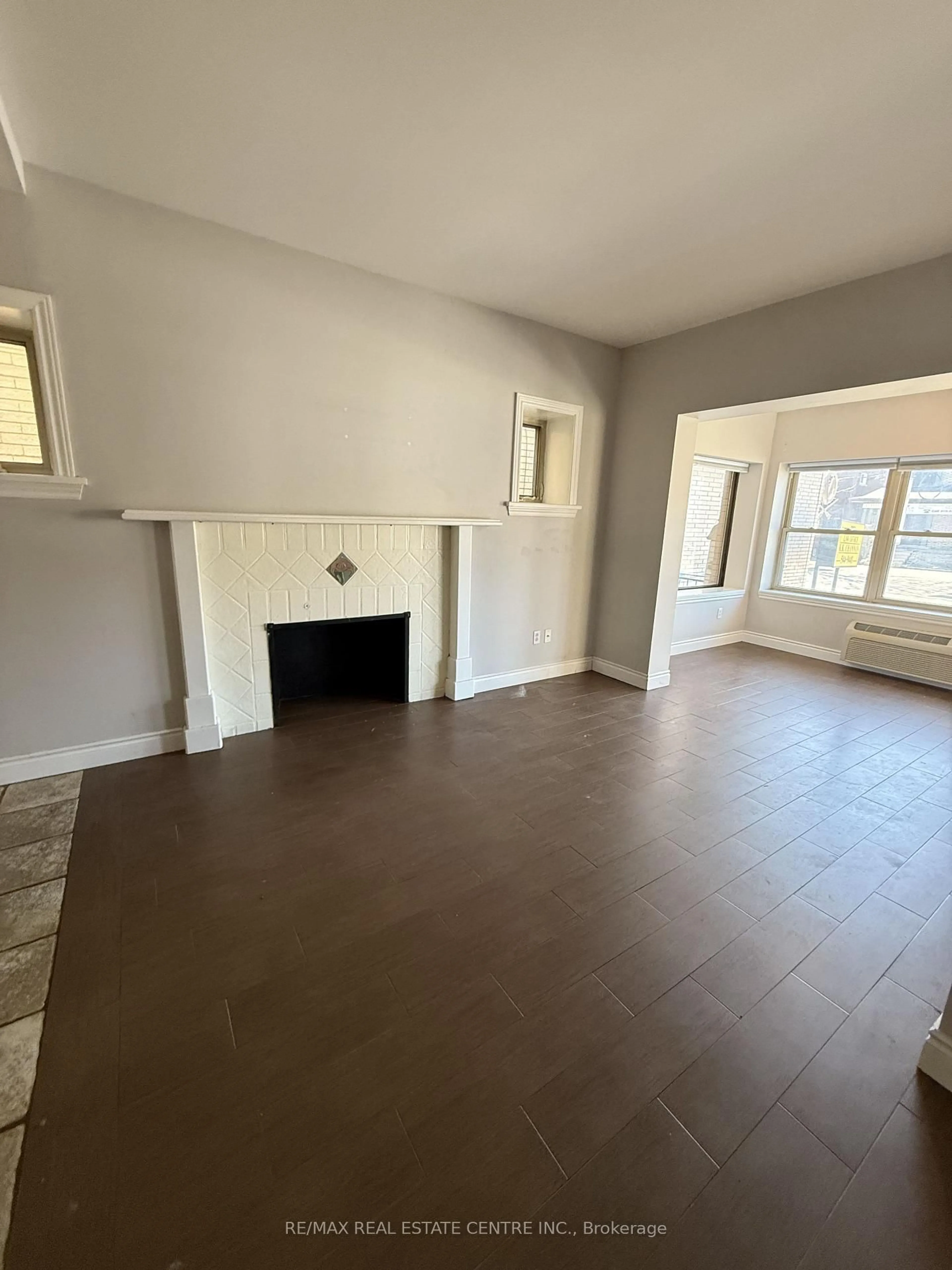 A pic of a room for 947 Main St, Hamilton Ontario L8M 1M9