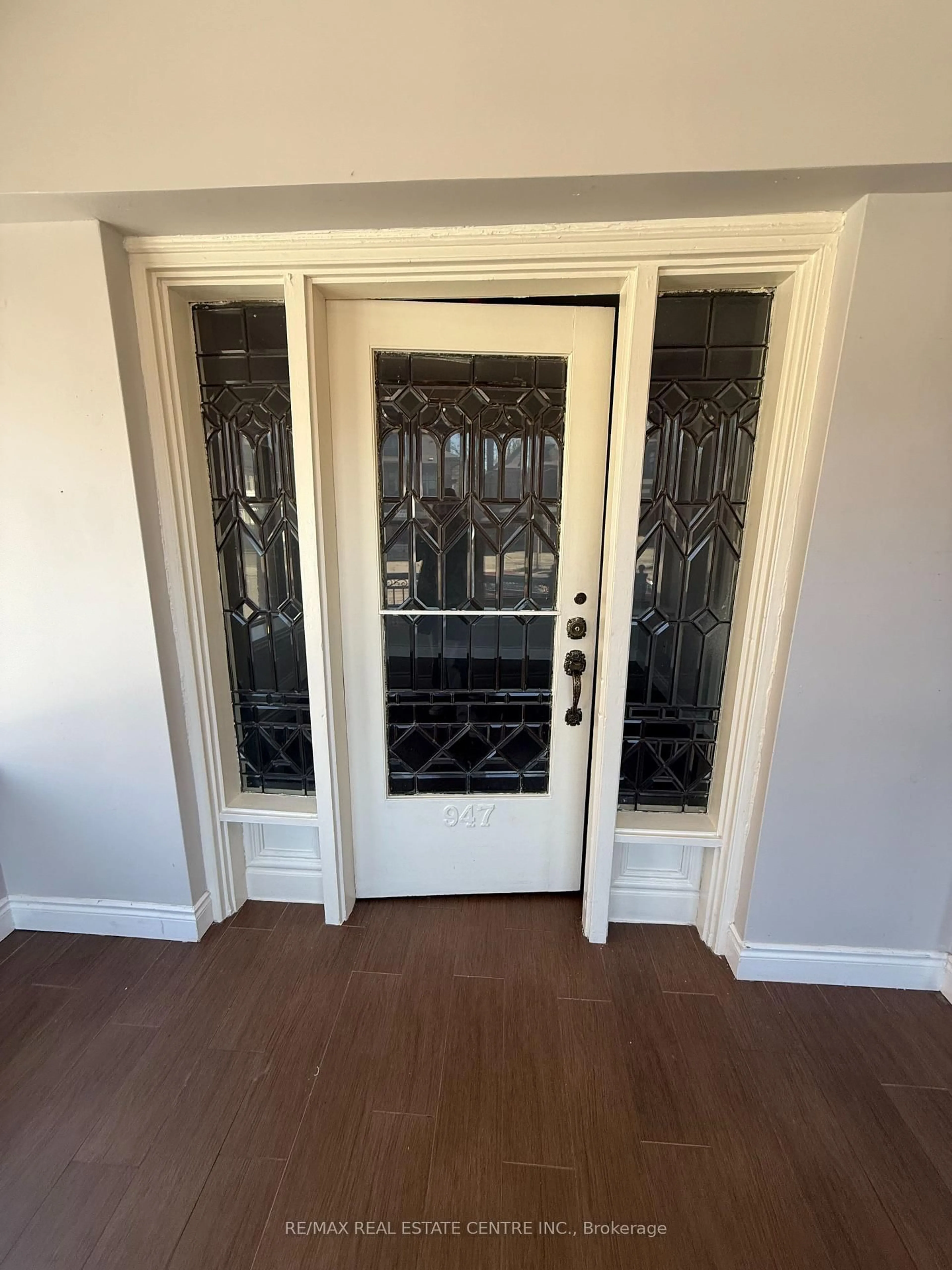 Indoor entryway for 947 Main St, Hamilton Ontario L8M 1M9
