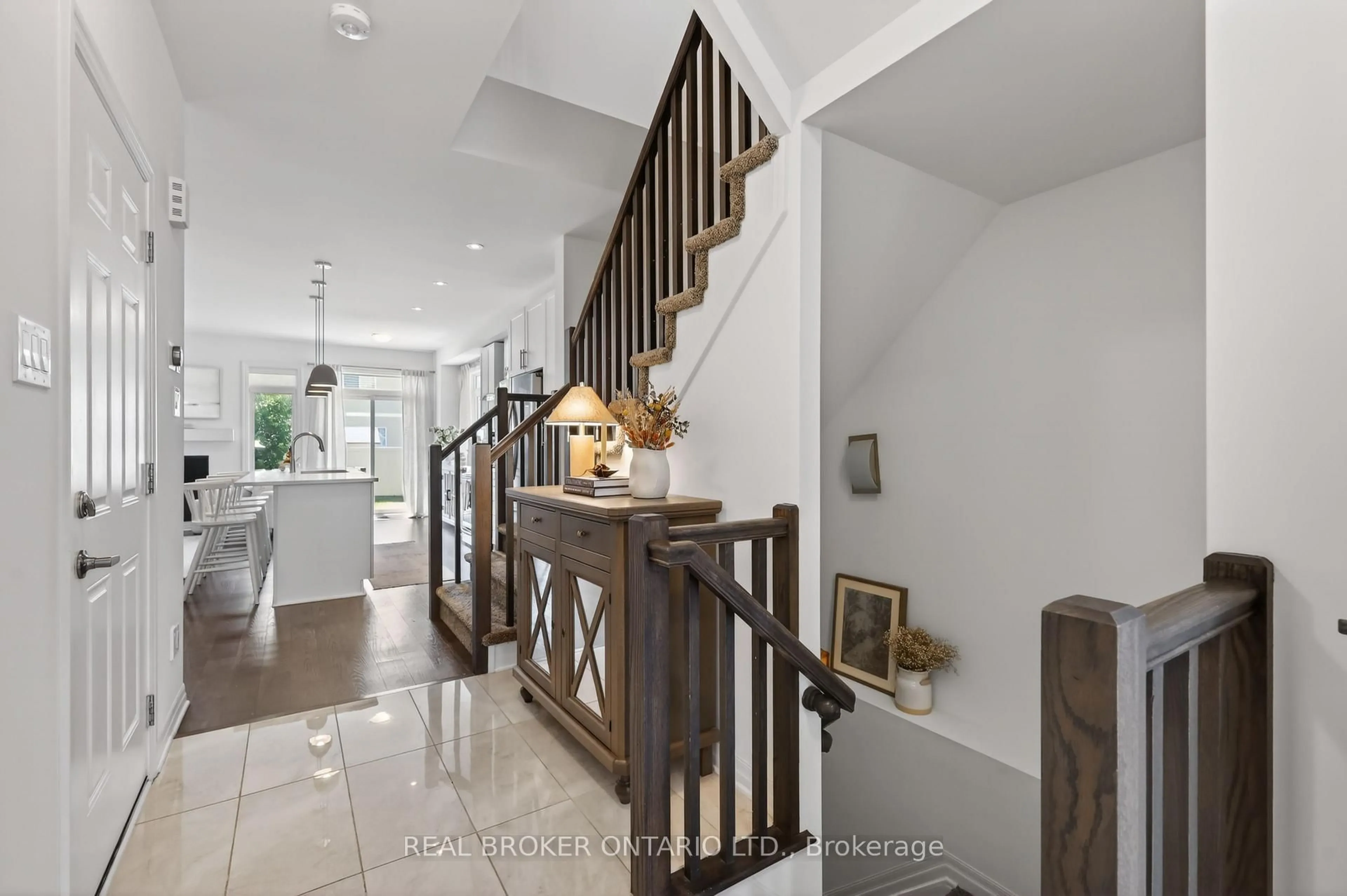 Indoor entryway for 91 Chevron Pl, Orleans Ontario K1W 0L6