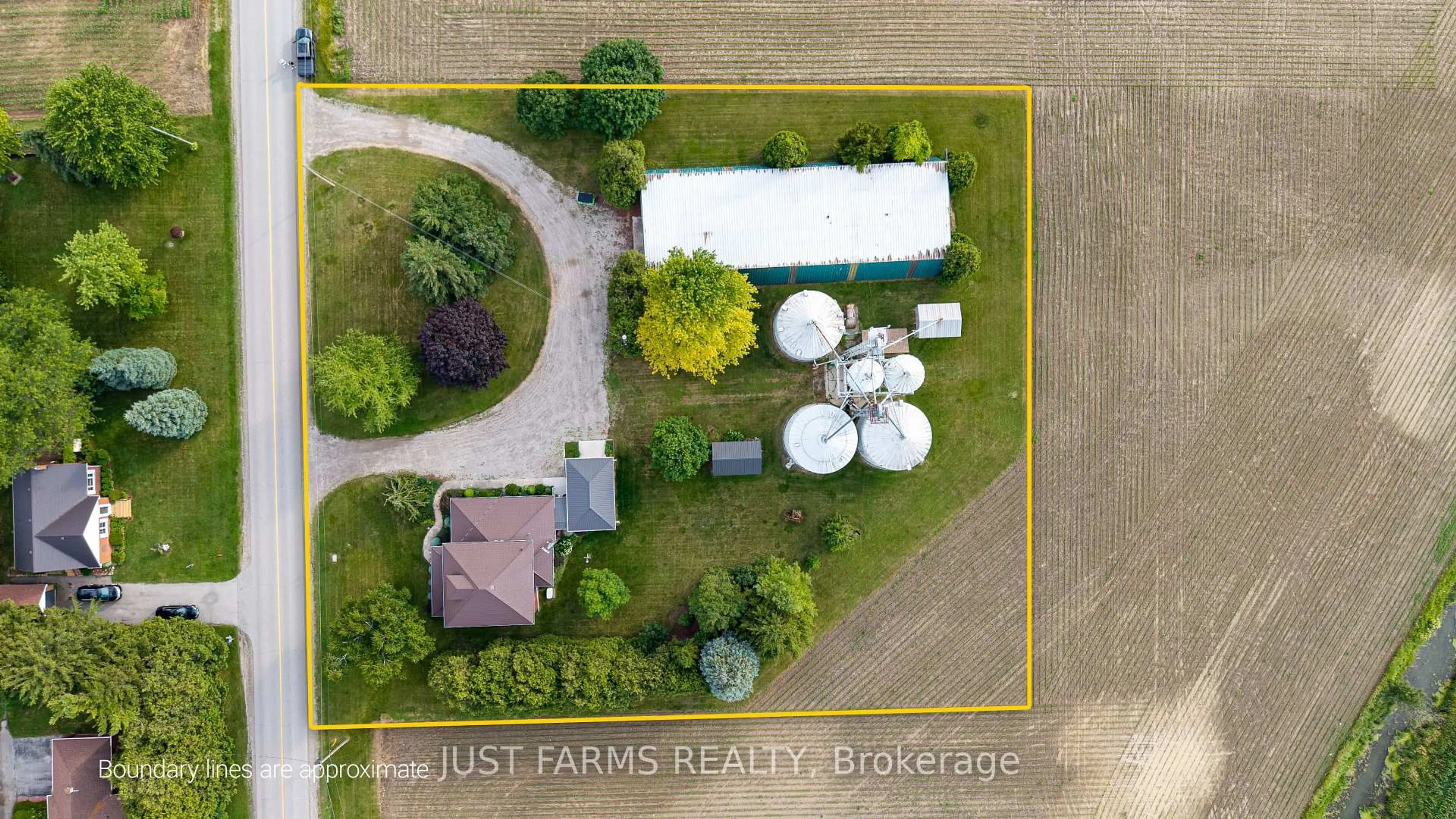 A pic from outside/outdoor area/front of a property/back of a property/a pic from drone, building for 8297 St. Andrew's Line, Chatham-Kent Ontario N7M 5J8