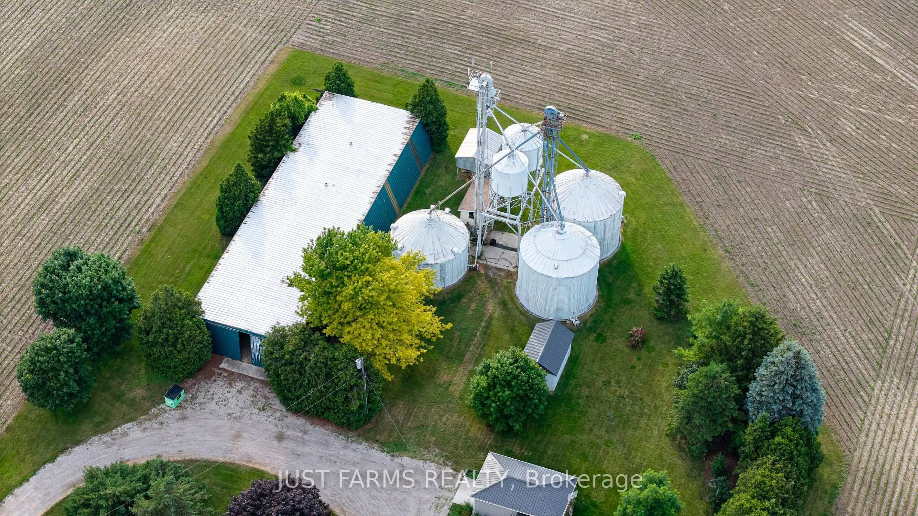 A pic from outside/outdoor area/front of a property/back of a property/a pic from drone, building for 8297 St. Andrew's Line, Chatham-Kent Ontario N7M 5J8