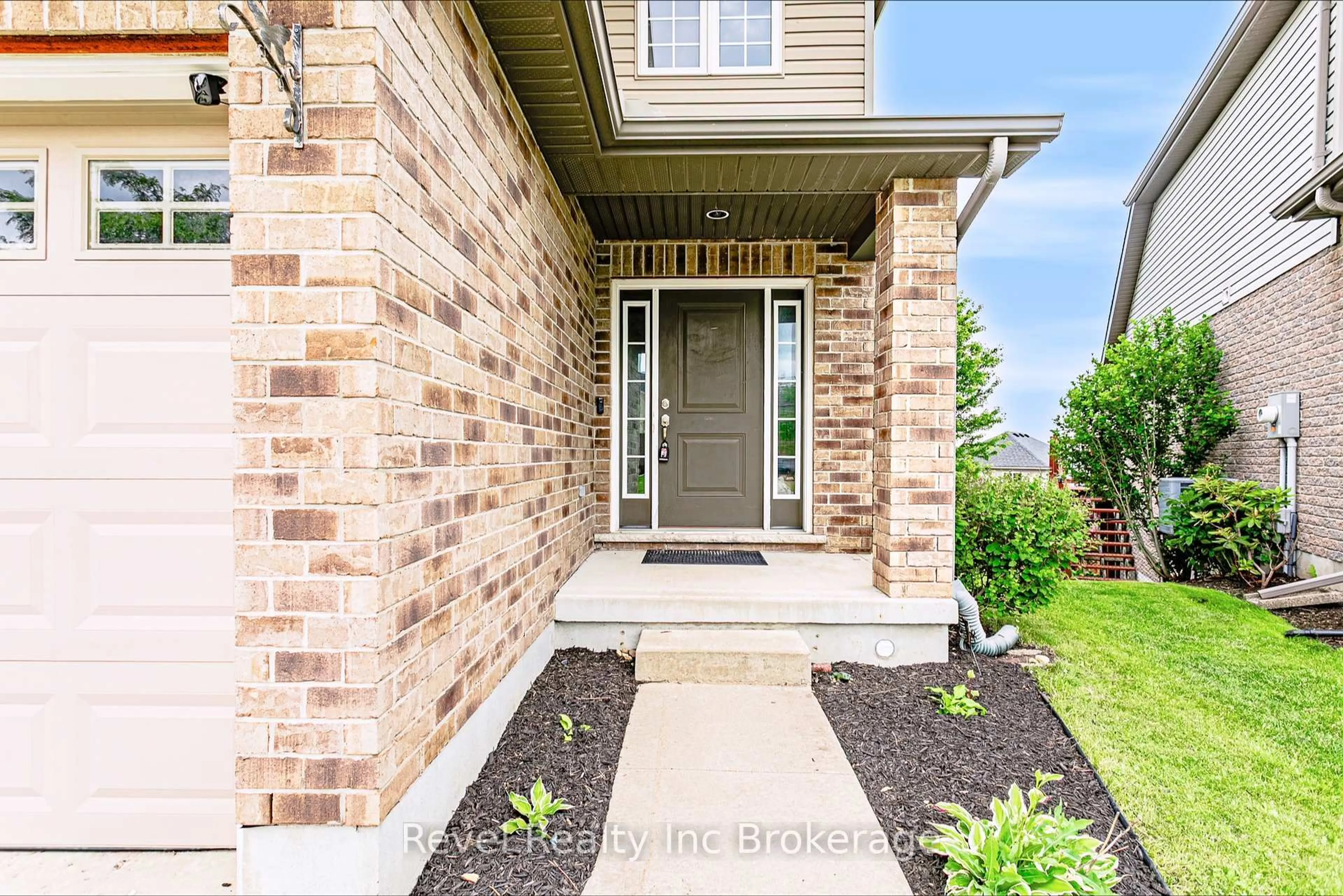 Indoor entryway for 702 Frontenac Cres, Woodstock Ontario N4V 0B1