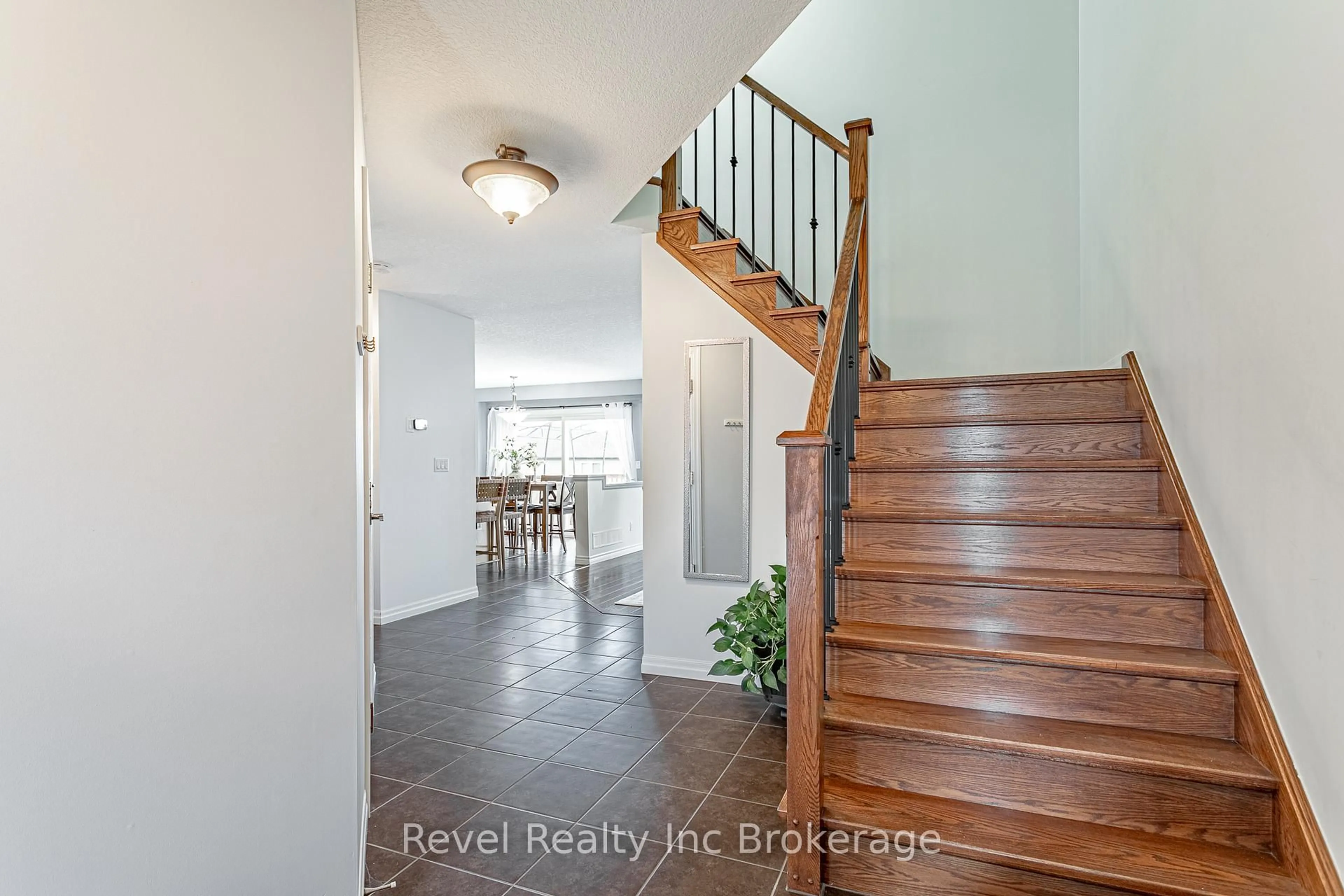 Indoor entryway for 702 Frontenac Cres, Woodstock Ontario N4V 0B1