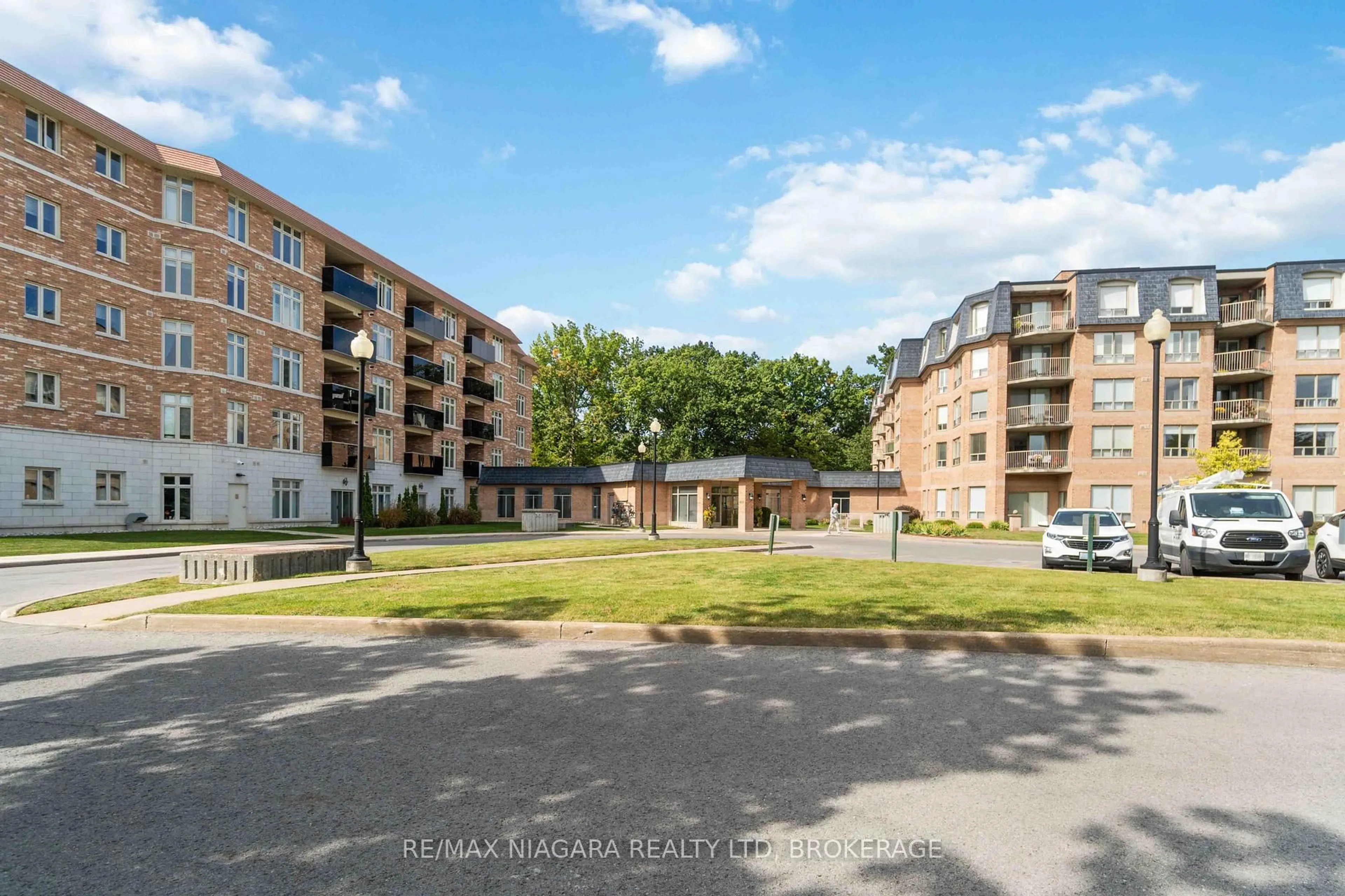 A pic from outside/outdoor area/front of a property/back of a property/a pic from drone, unknown for 8111 FOREST GLEN Dr #132, Niagara Falls Ontario L2H 2Y7