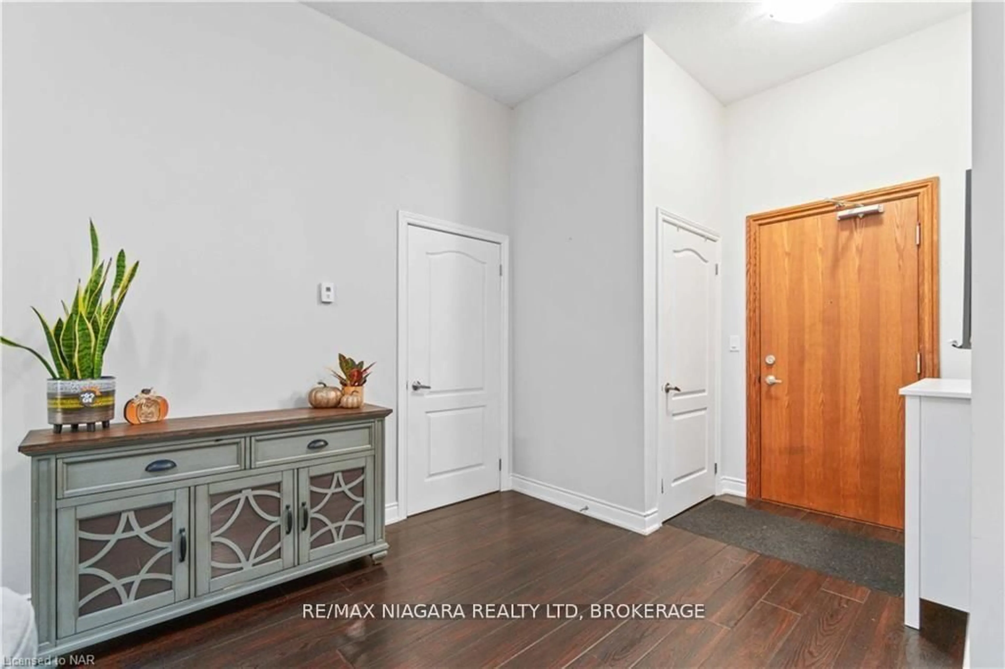 Indoor entryway for 8111 FOREST GLEN Dr #132, Niagara Falls Ontario L2H 2Y7