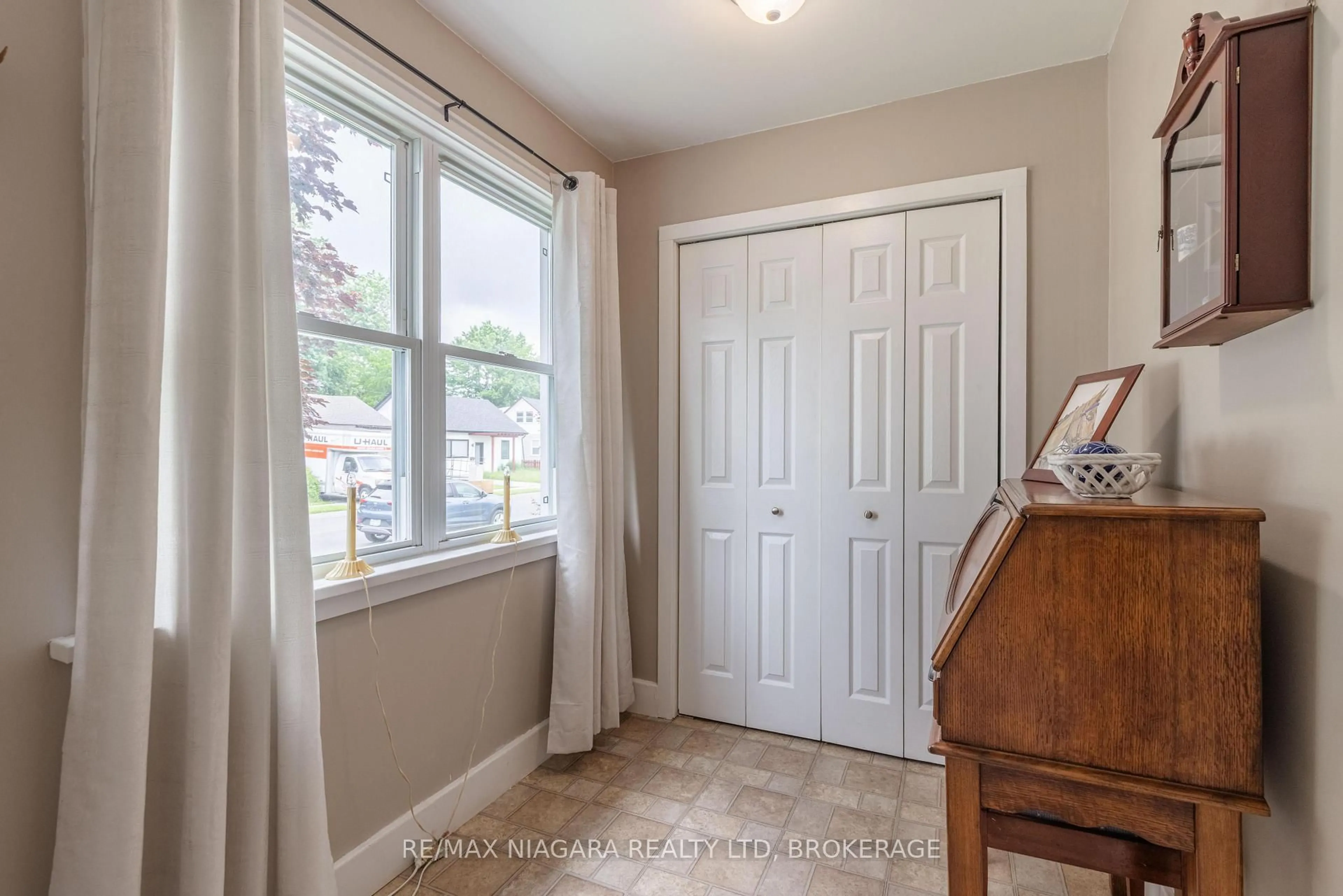 Indoor entryway for 6176 Churchill St, Niagara Falls Ontario L2G 2X3