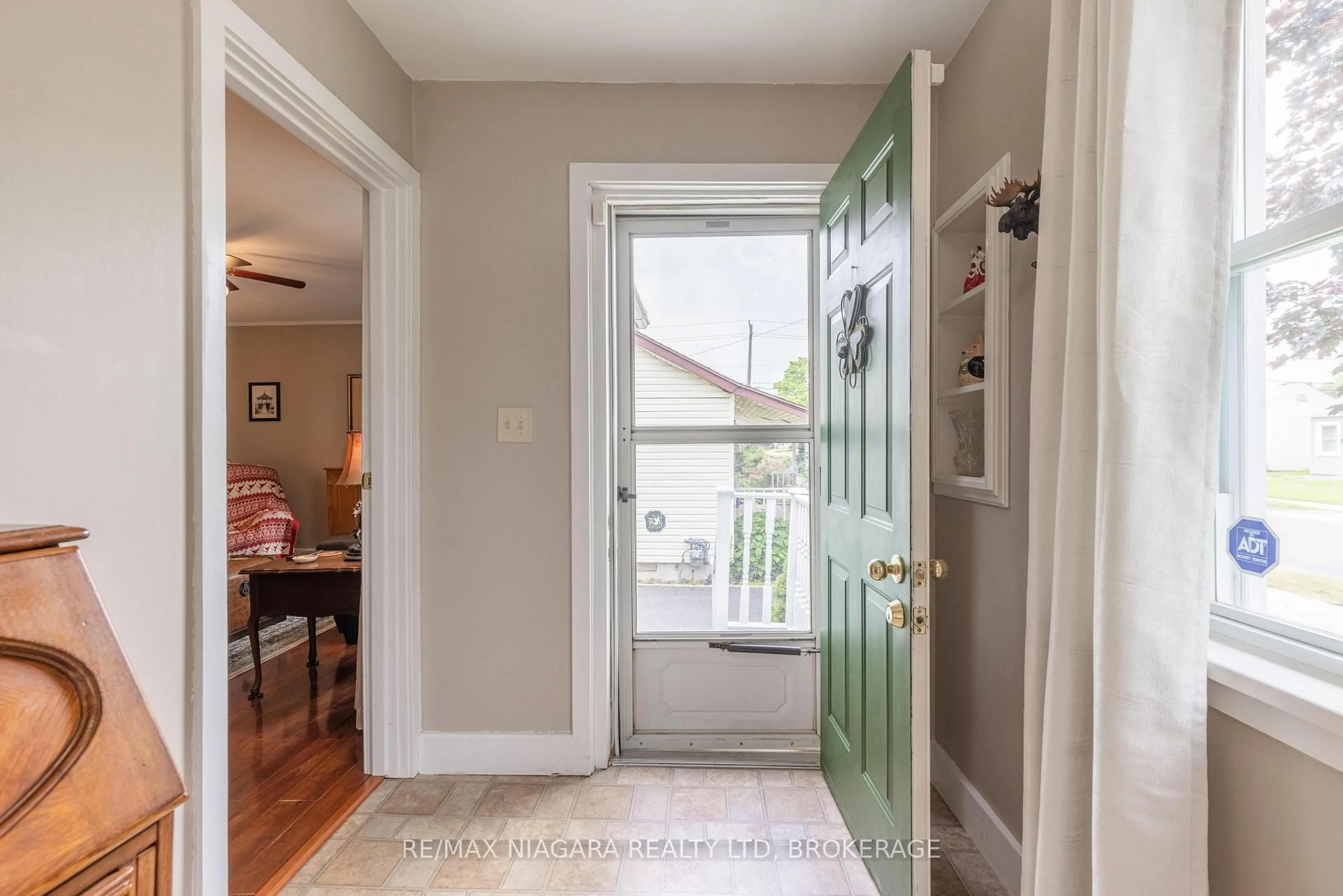 Indoor entryway for 6176 Churchill St, Niagara Falls Ontario L2G 2X3