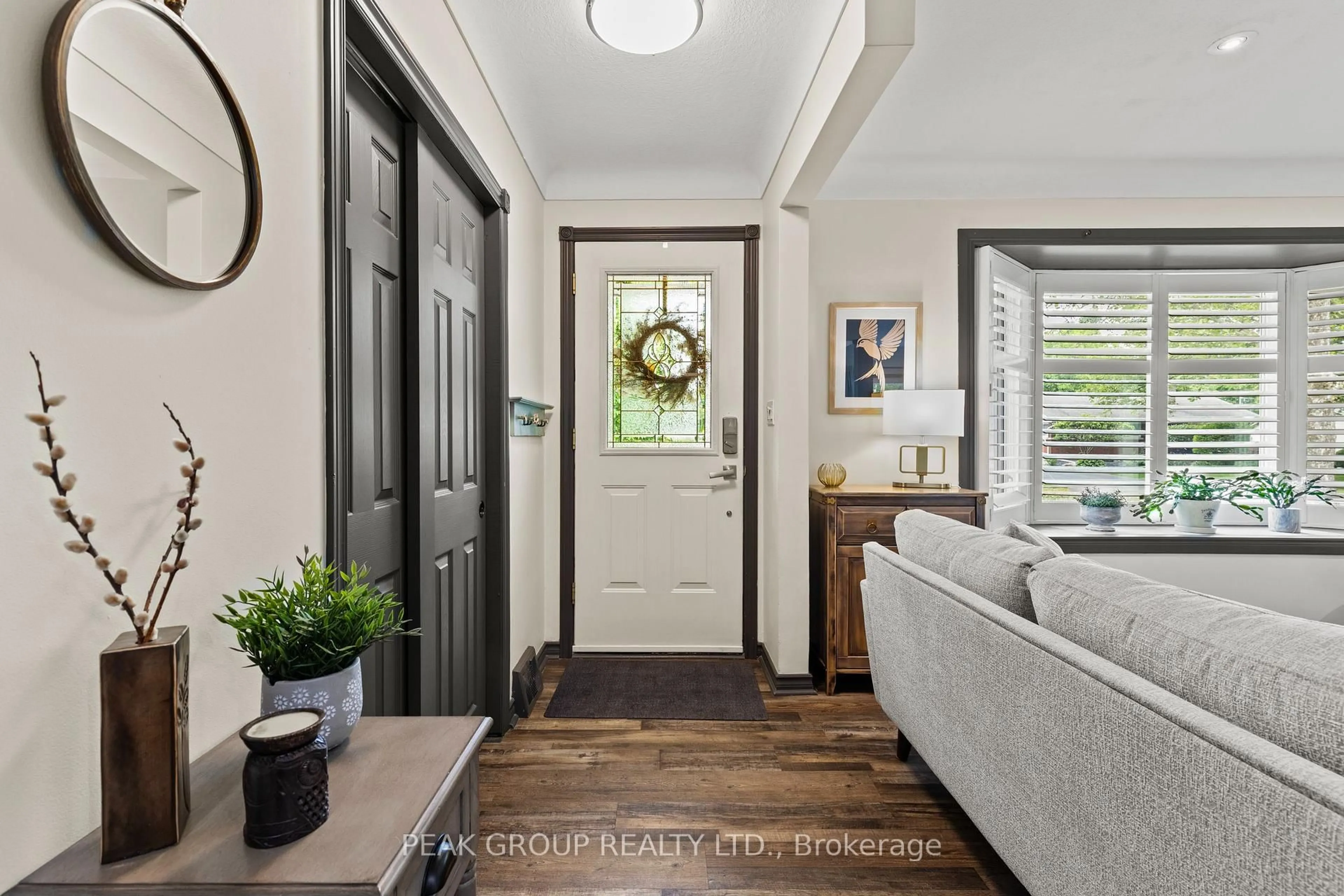 Indoor entryway for 8 Roxanne Dr, St. Catharines Ontario L2M 3G9