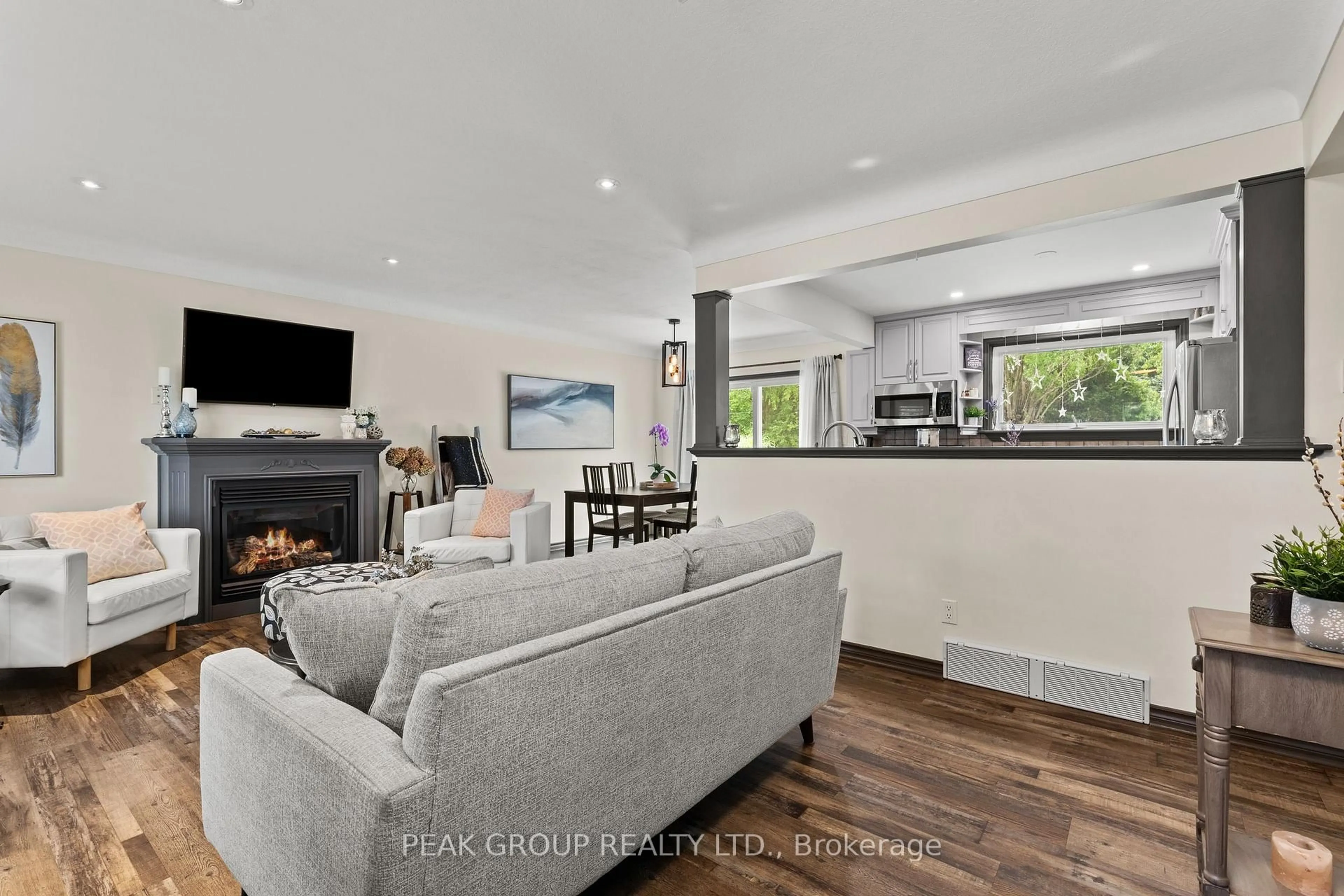 Living room with furniture, unknown for 8 Roxanne Dr, St. Catharines Ontario L2M 3G9