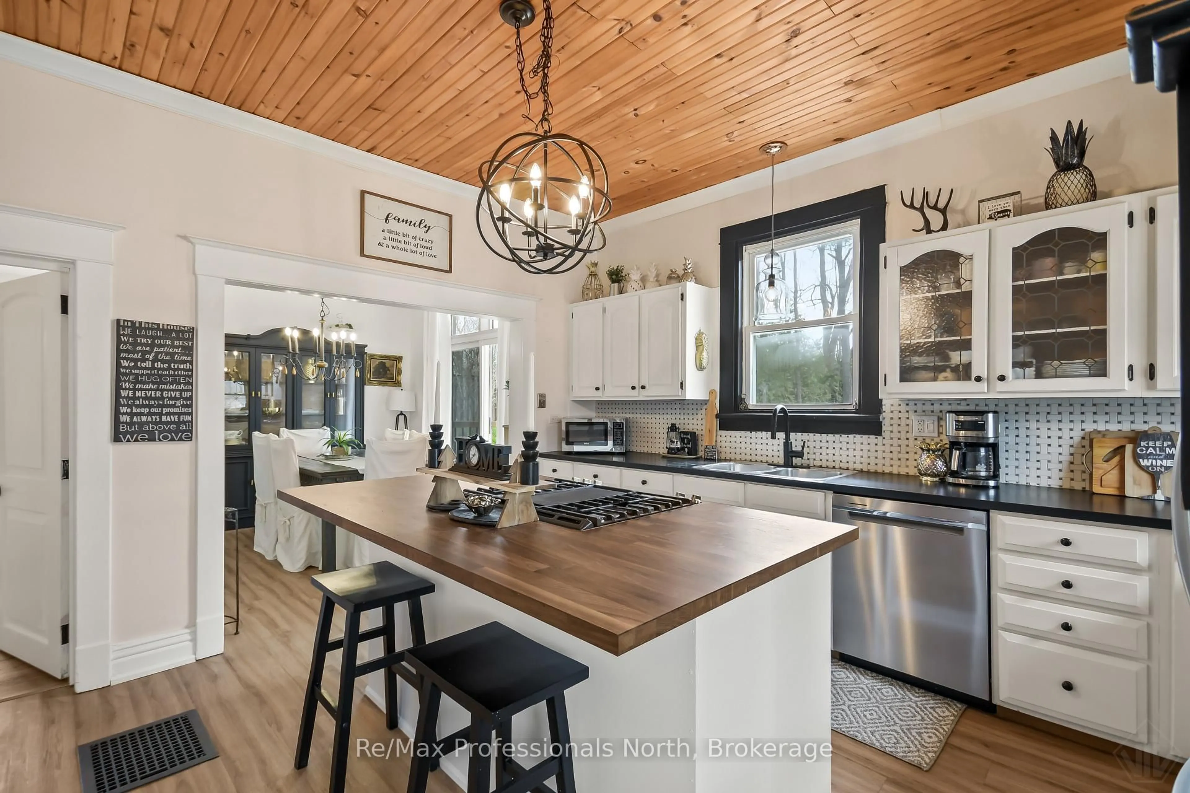 Open concept kitchen, wood/laminate floor for 191 PHILLIP St, Gravenhurst Ontario P1P 1J4