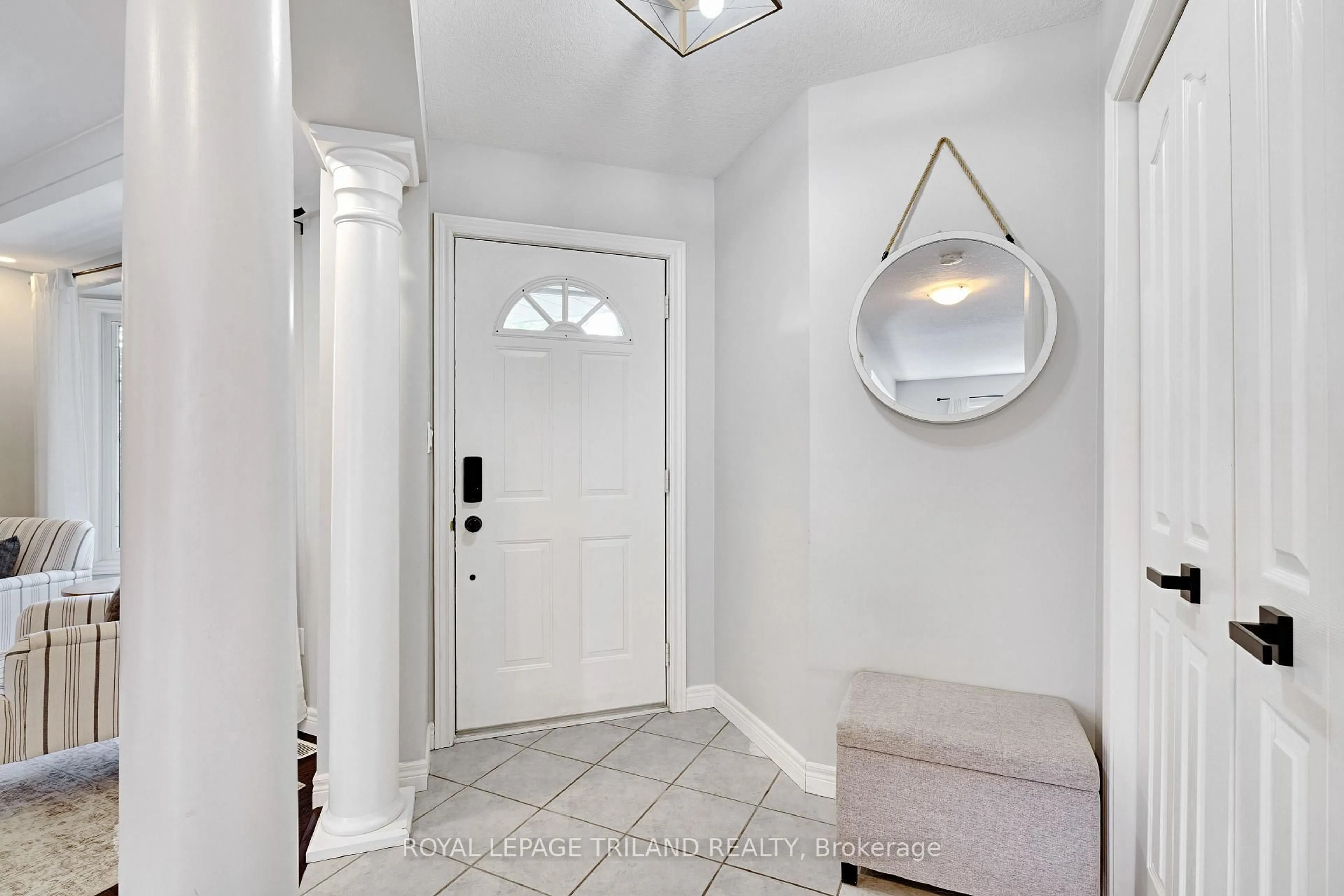 Indoor entryway for 18 Sifton Dr, St. Thomas Ontario N5R 6C6