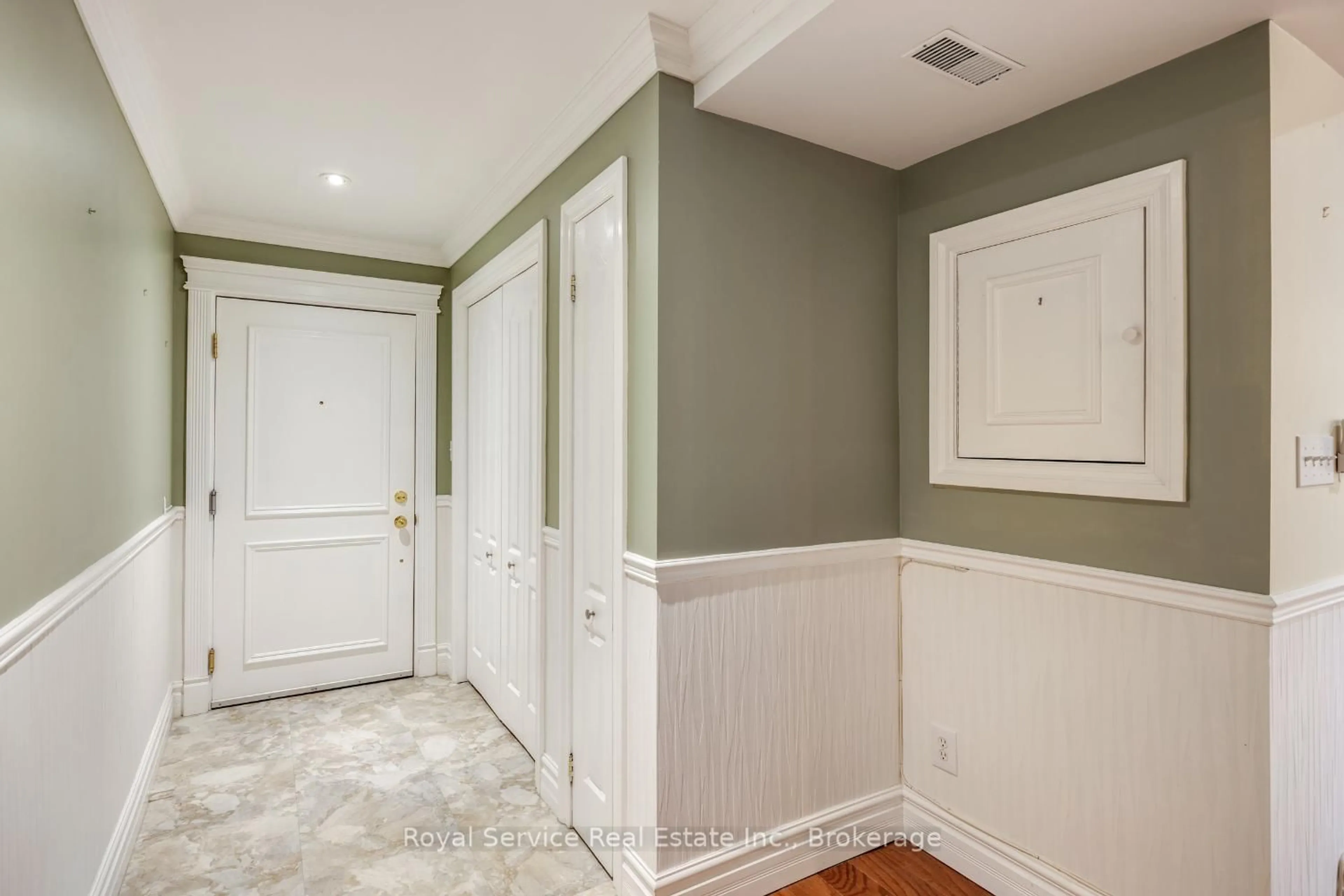 Indoor entryway for 323 George St #103, Cobourg Ontario K9A 3L9