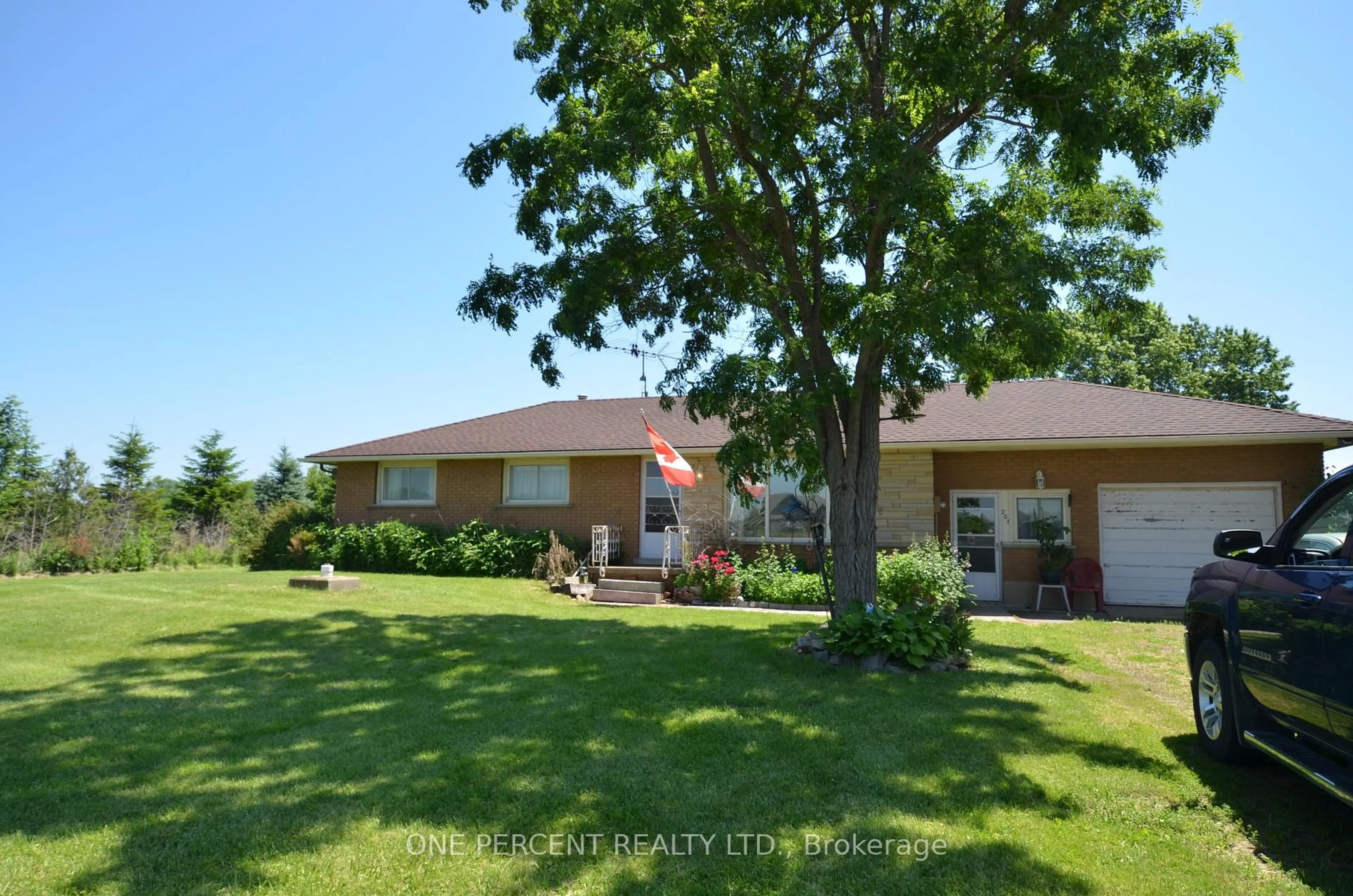 A pic from outside/outdoor area/front of a property/back of a property/a pic from drone, water/lake/river/ocean view for 207 Mountain Rd, Grimsby Ontario L3M 4E7