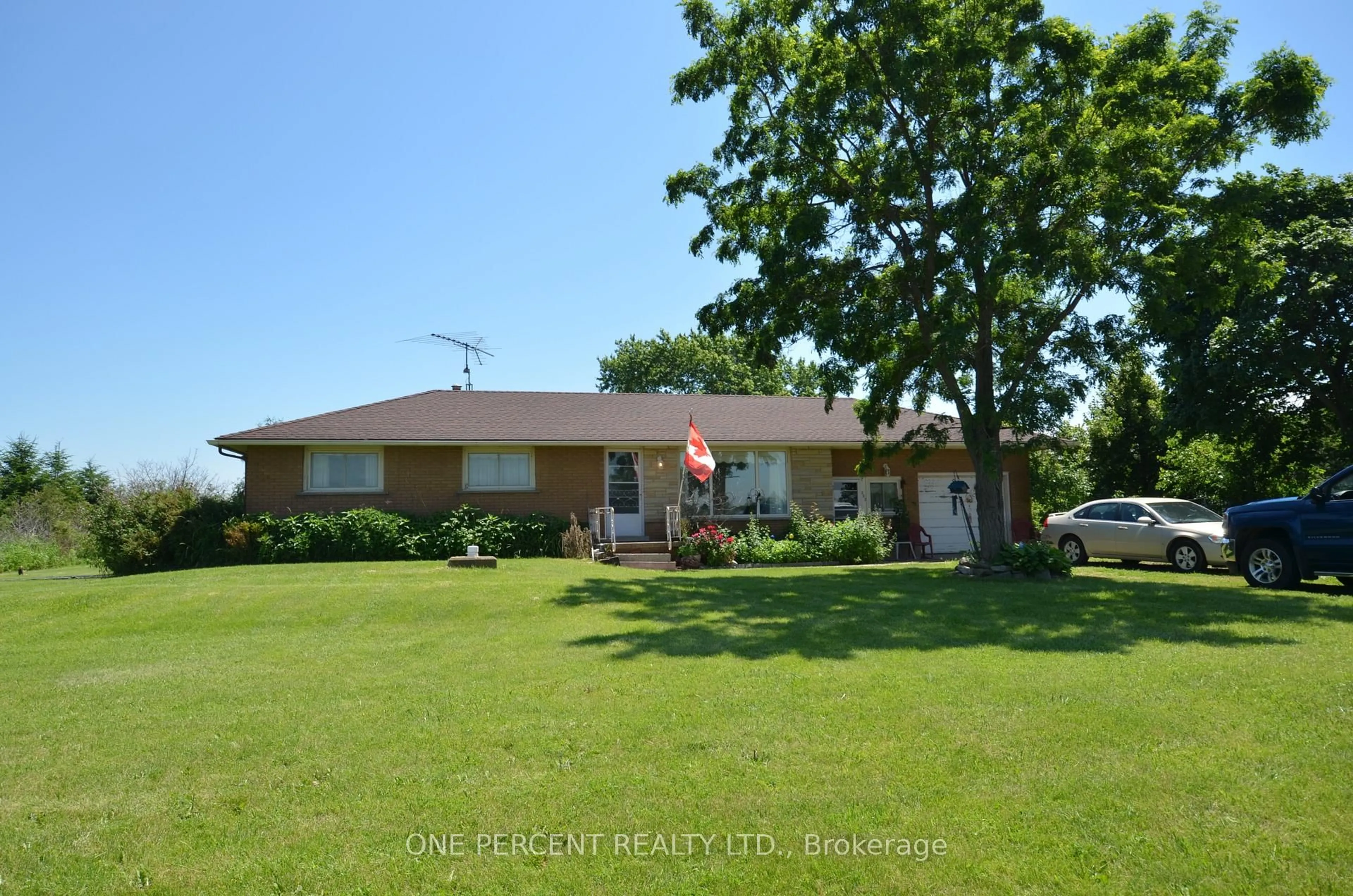 A pic from outside/outdoor area/front of a property/back of a property/a pic from drone, unknown for 207 Mountain Rd, Grimsby Ontario L3M 4E7