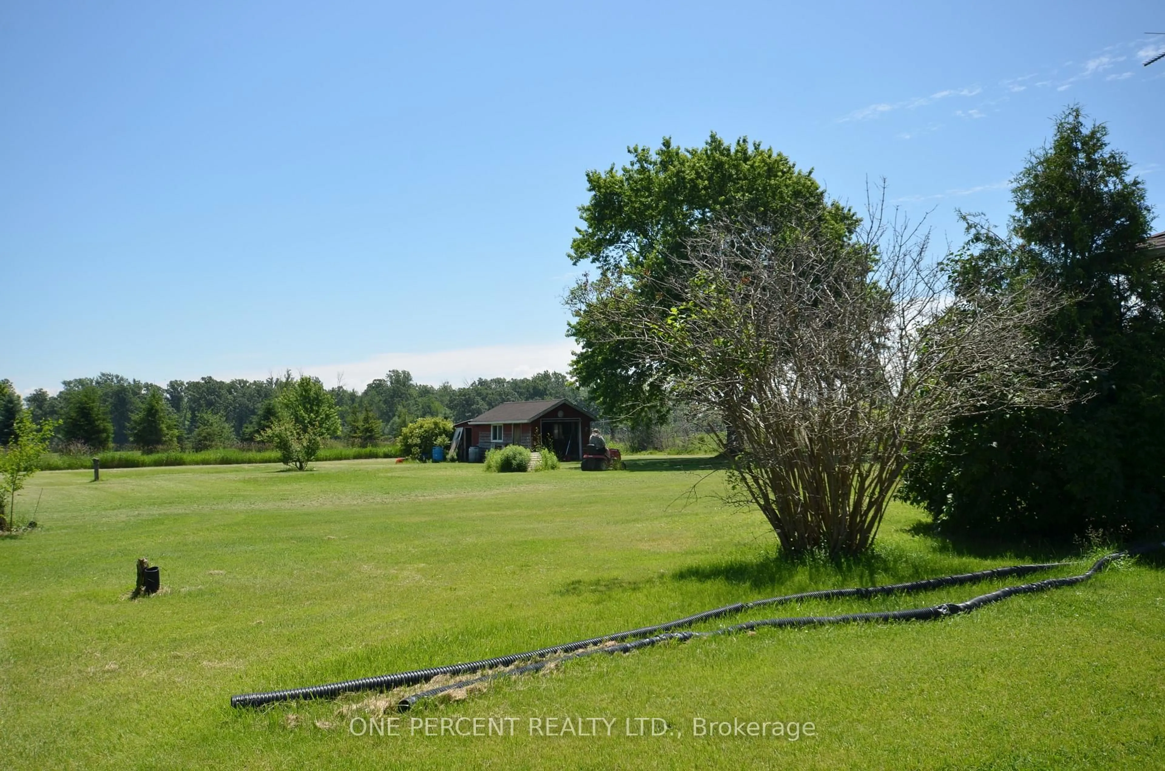 A pic from outside/outdoor area/front of a property/back of a property/a pic from drone, unknown for 207 Mountain Rd, Grimsby Ontario L3M 4E7