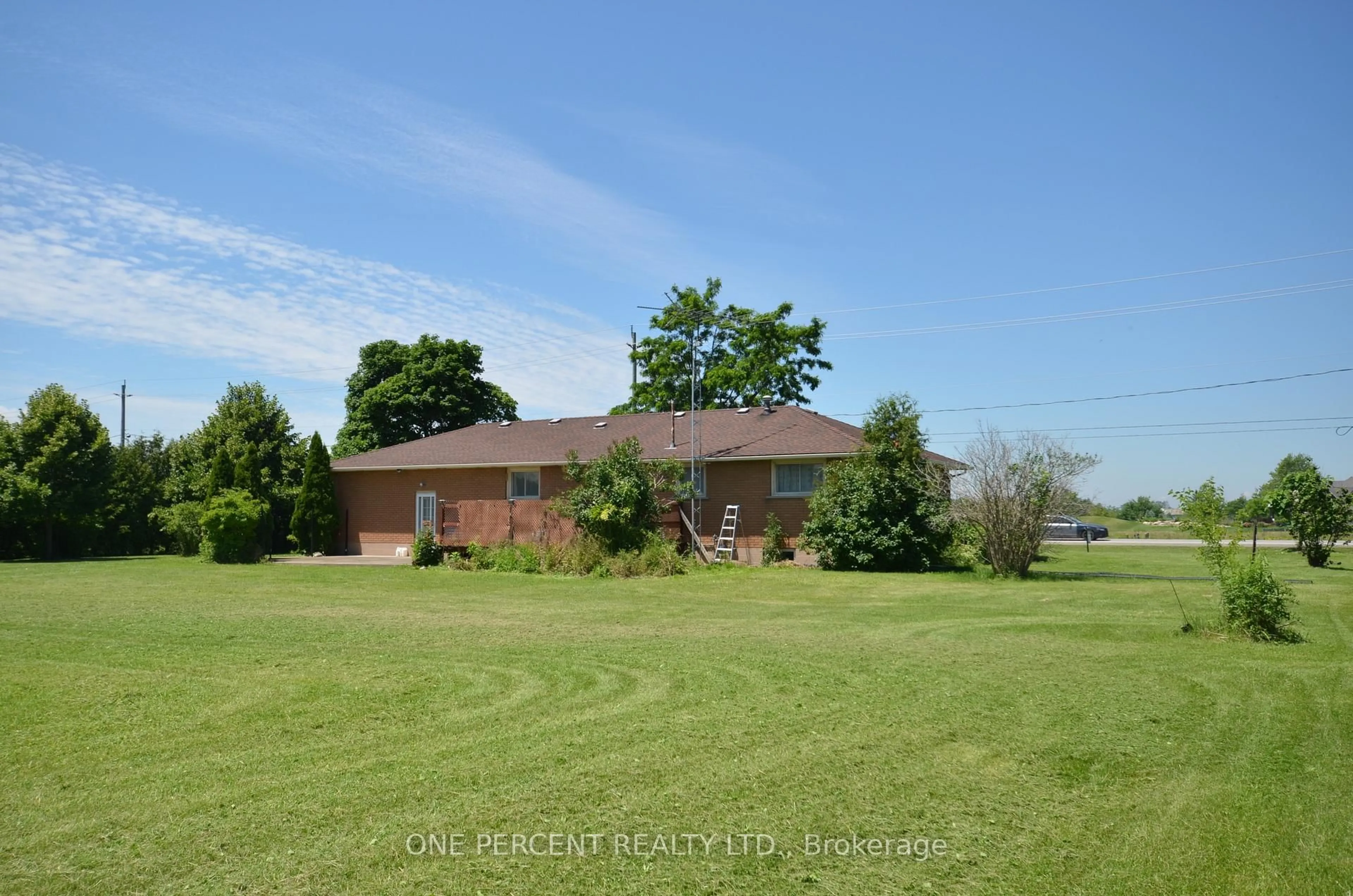 A pic from outside/outdoor area/front of a property/back of a property/a pic from drone, water/lake/river/ocean view for 207 Mountain Rd, Grimsby Ontario L3M 4E7
