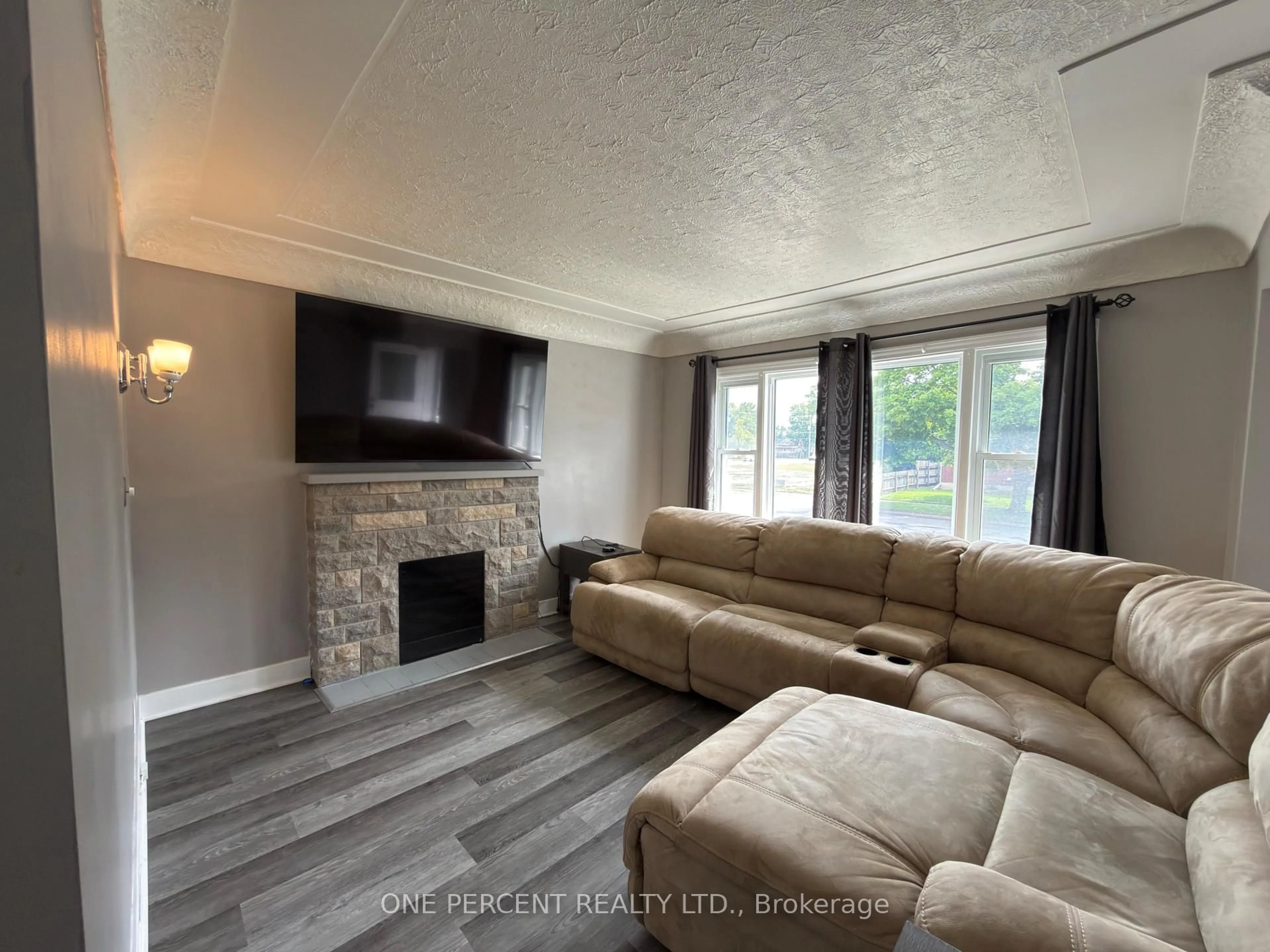 Living room with furniture, unknown for 9 Lyons Ave, Welland Ontario L3B 1L8