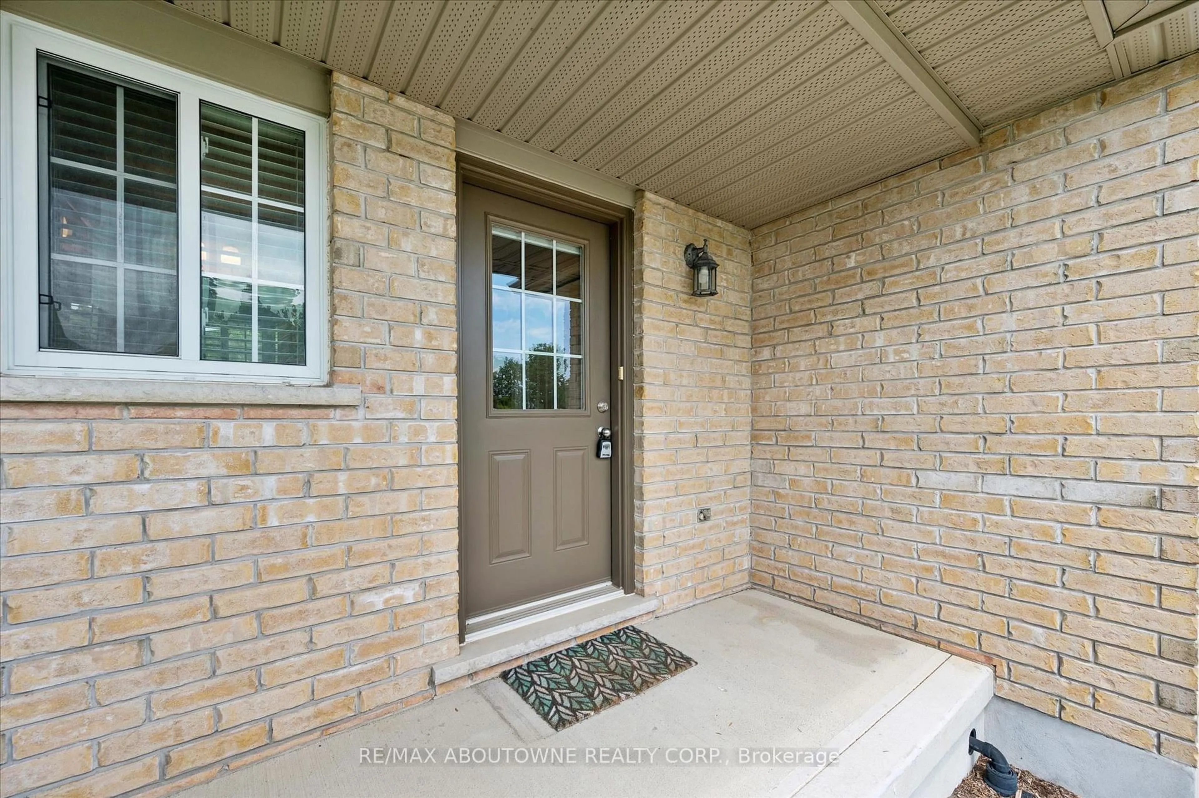 Indoor entryway for 488 Colt St, Waterloo Ontario N2K 4N9